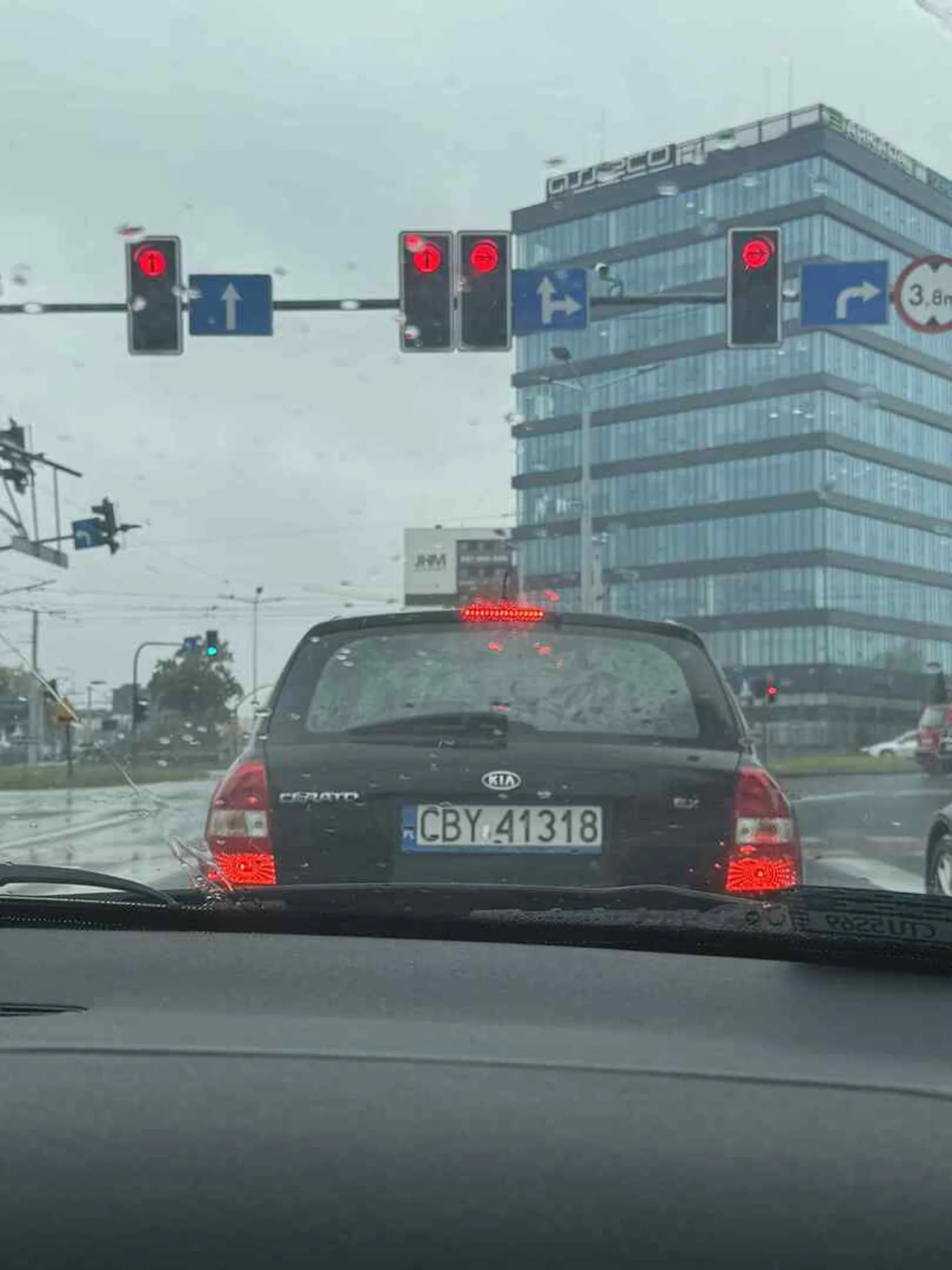 nie umie trzymać hamulca stojąc pod górkę, wjechał dziś w moje auto mimo trąbienia. chyba nogę mu obcięli