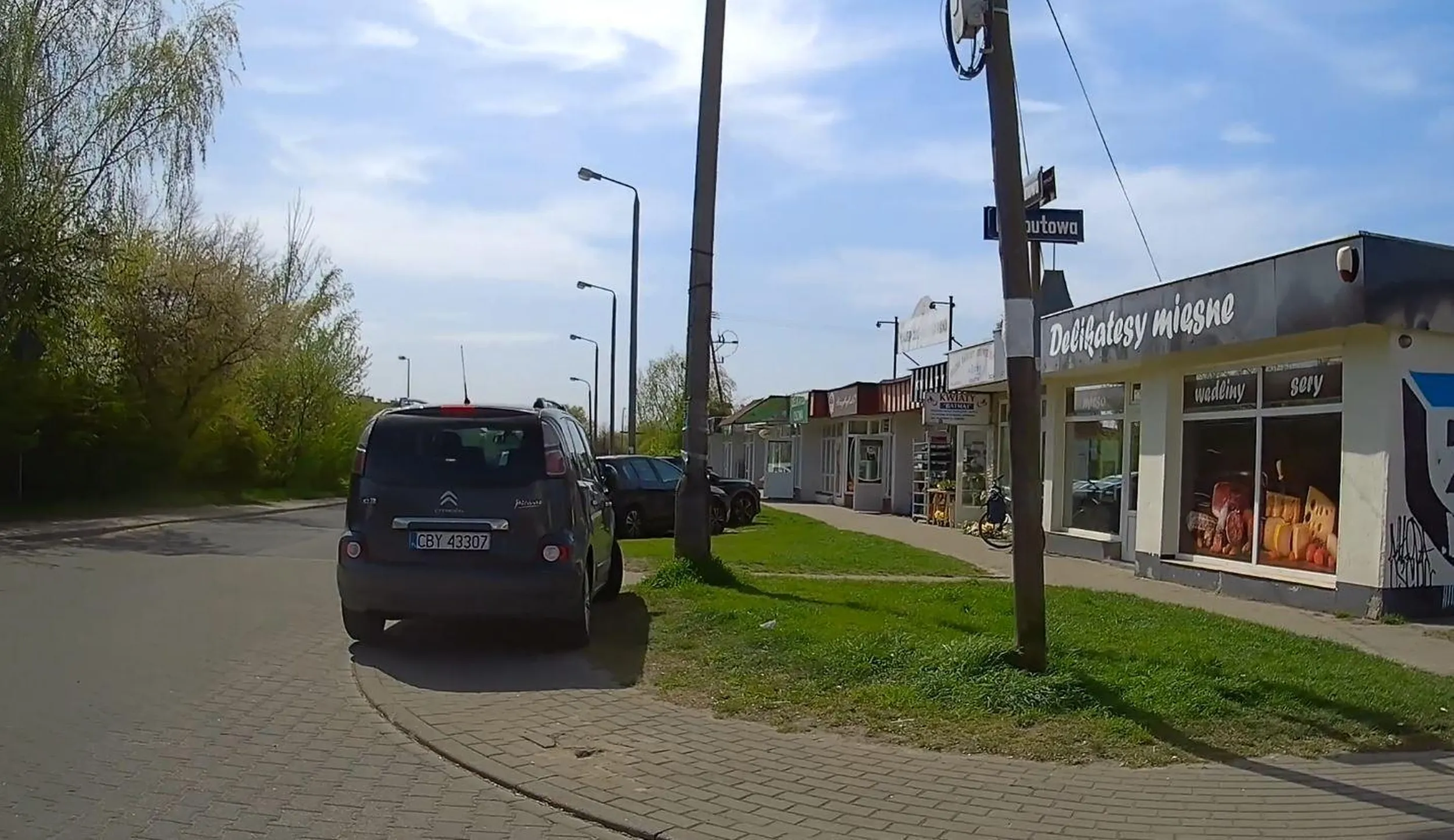 nie no brawo, na chodniku i na skrzyżowaniu xD