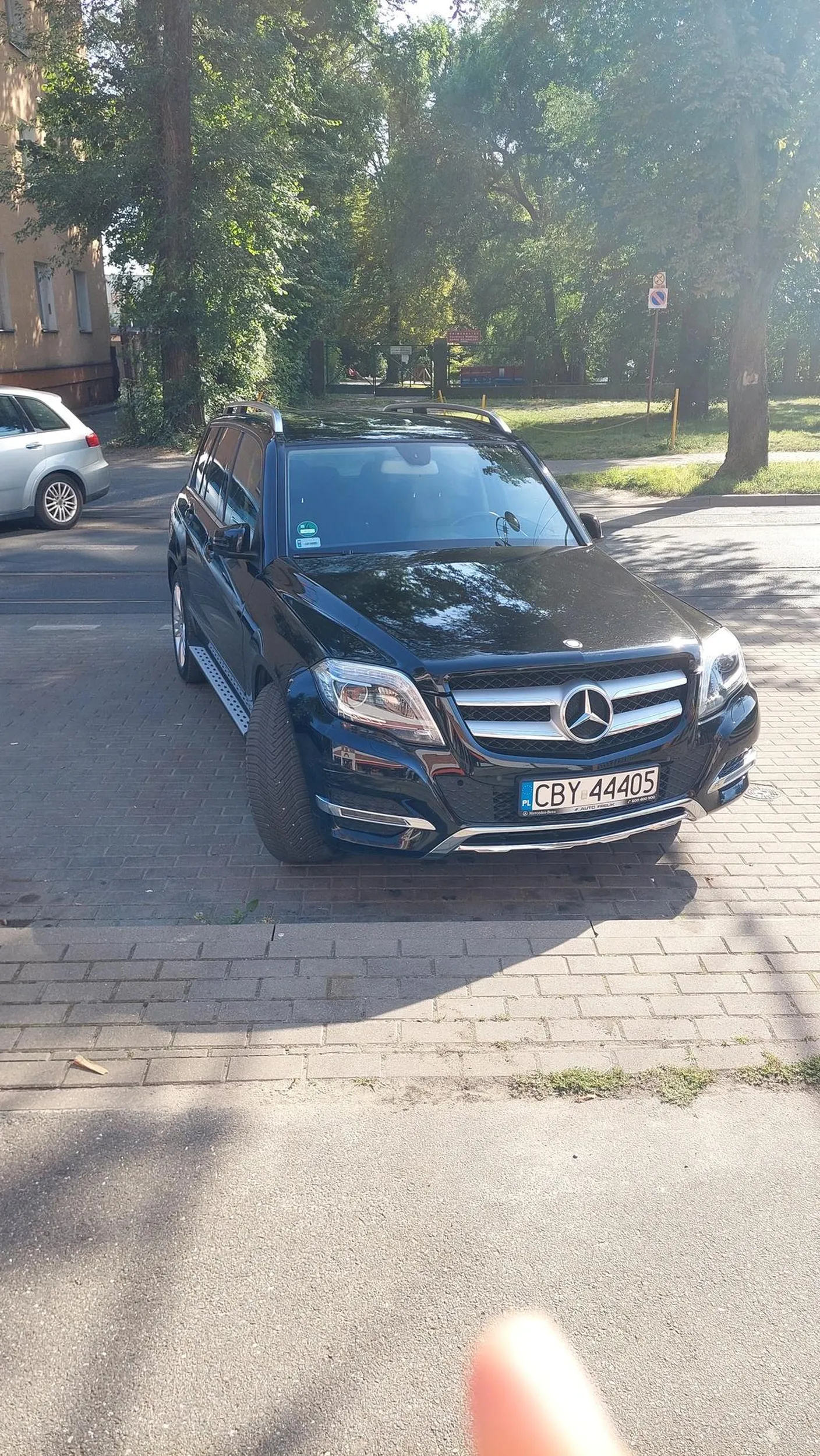 Im droższy samochód tym większy... ;) Pan chyba myśli że sam po tych drogach jeździ.