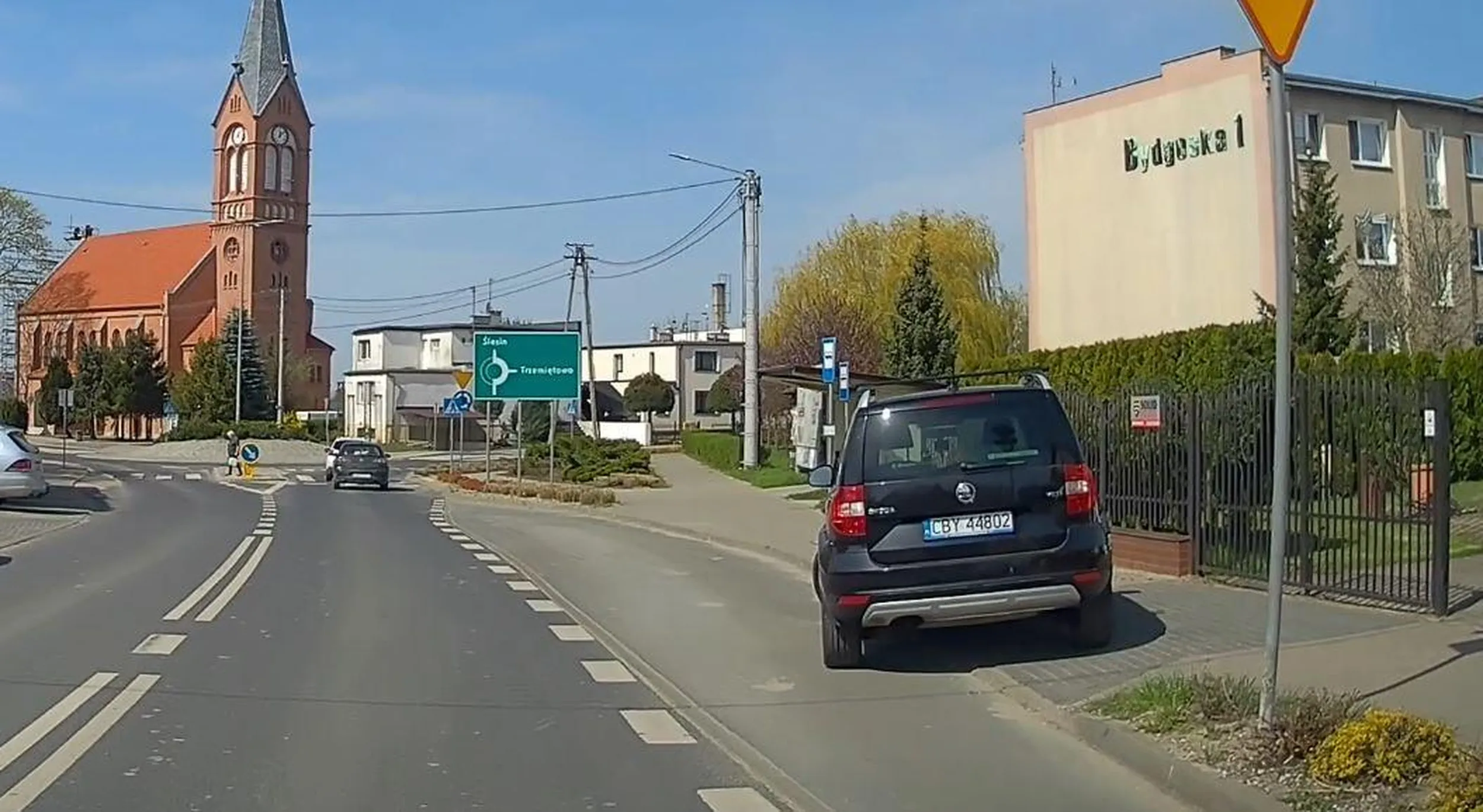 wiem że masz tam wjazd ale to kurde se wjedź, to nadal jest zatoka przystankowa...