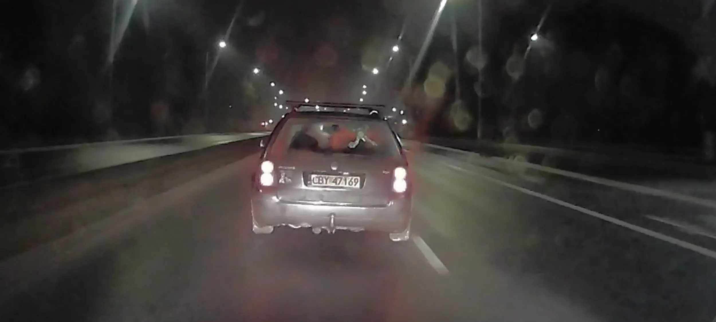 Zakompleksiony mały fi..ut w czapeczce. Siedzi na zderzaku i pogania bo lewy pas jest jego. Zasra...niec