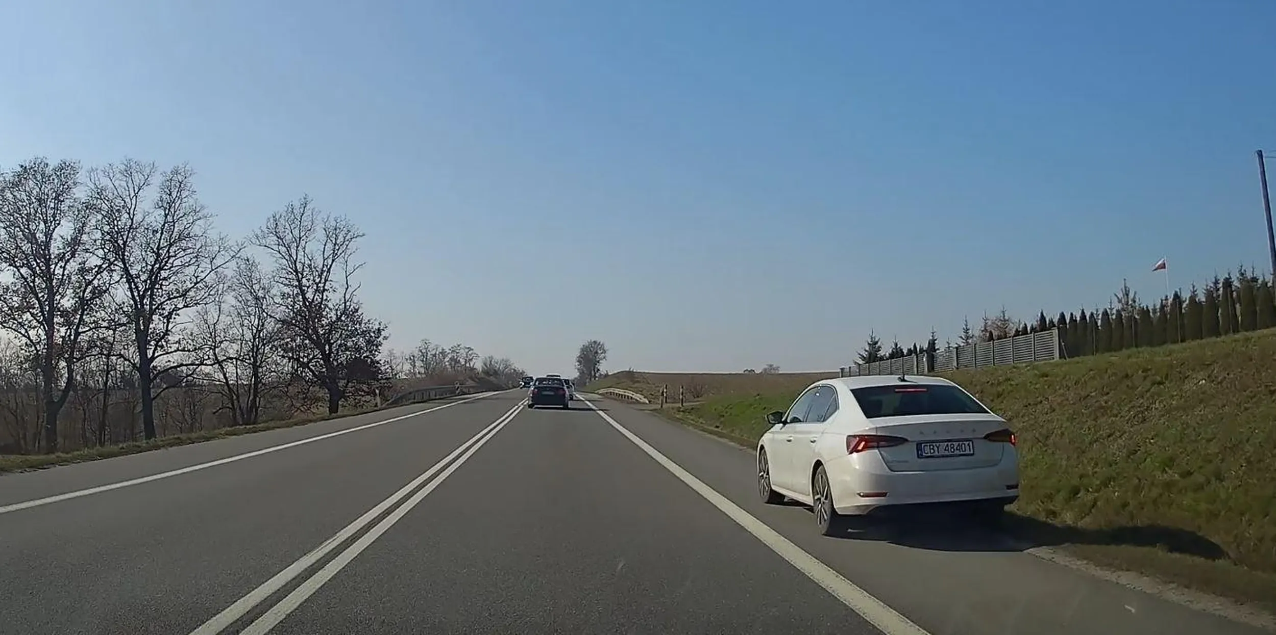 czy ty wiesz że ta ciągła linia oznacza że w takich miejscach sobie nie stajemy? za chwilę miałeś wjazd na prawo