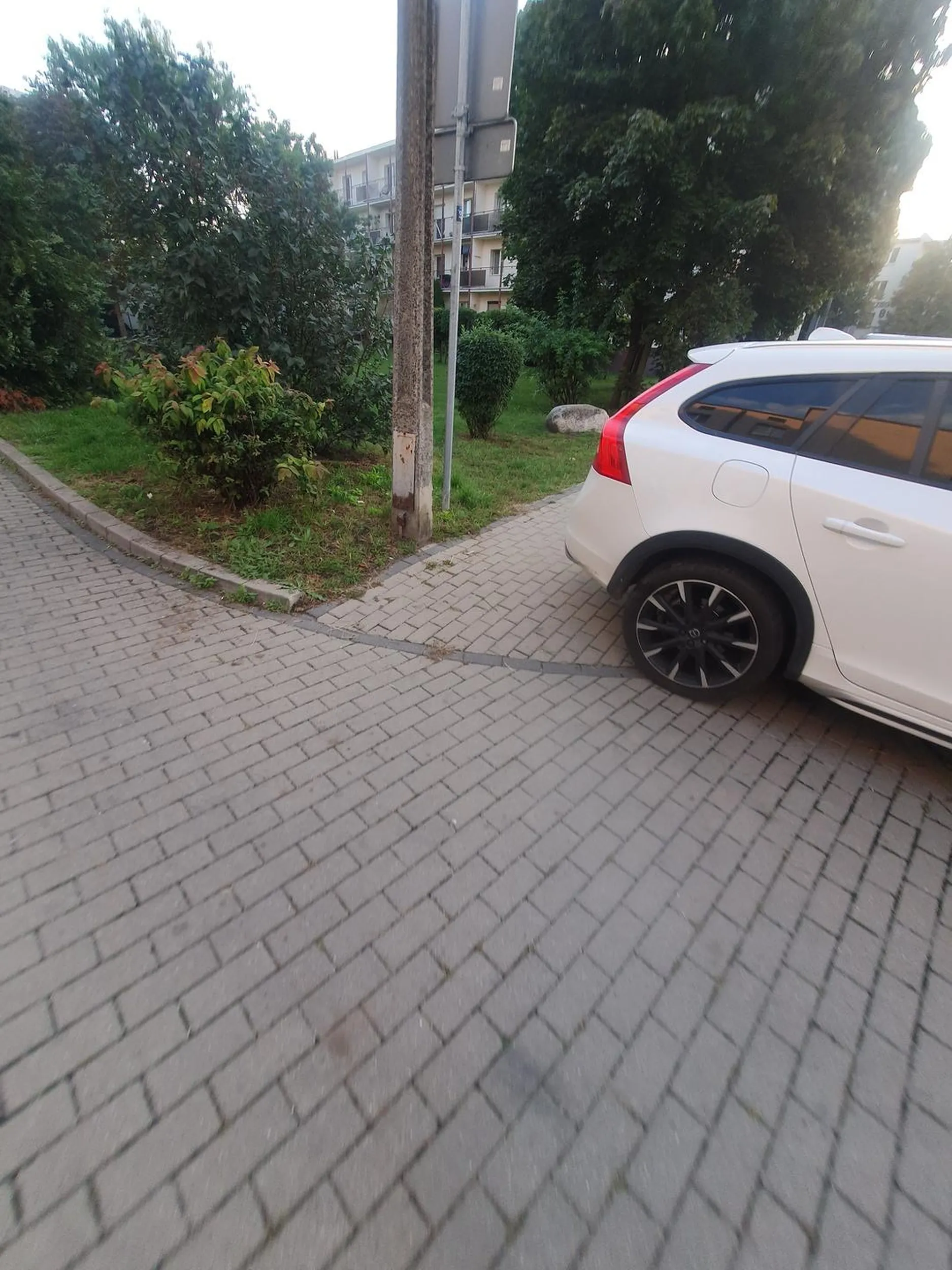 Naucz się parkować, blokujesz chodnik oraz jesteś za znakiem "koniec parkingu"