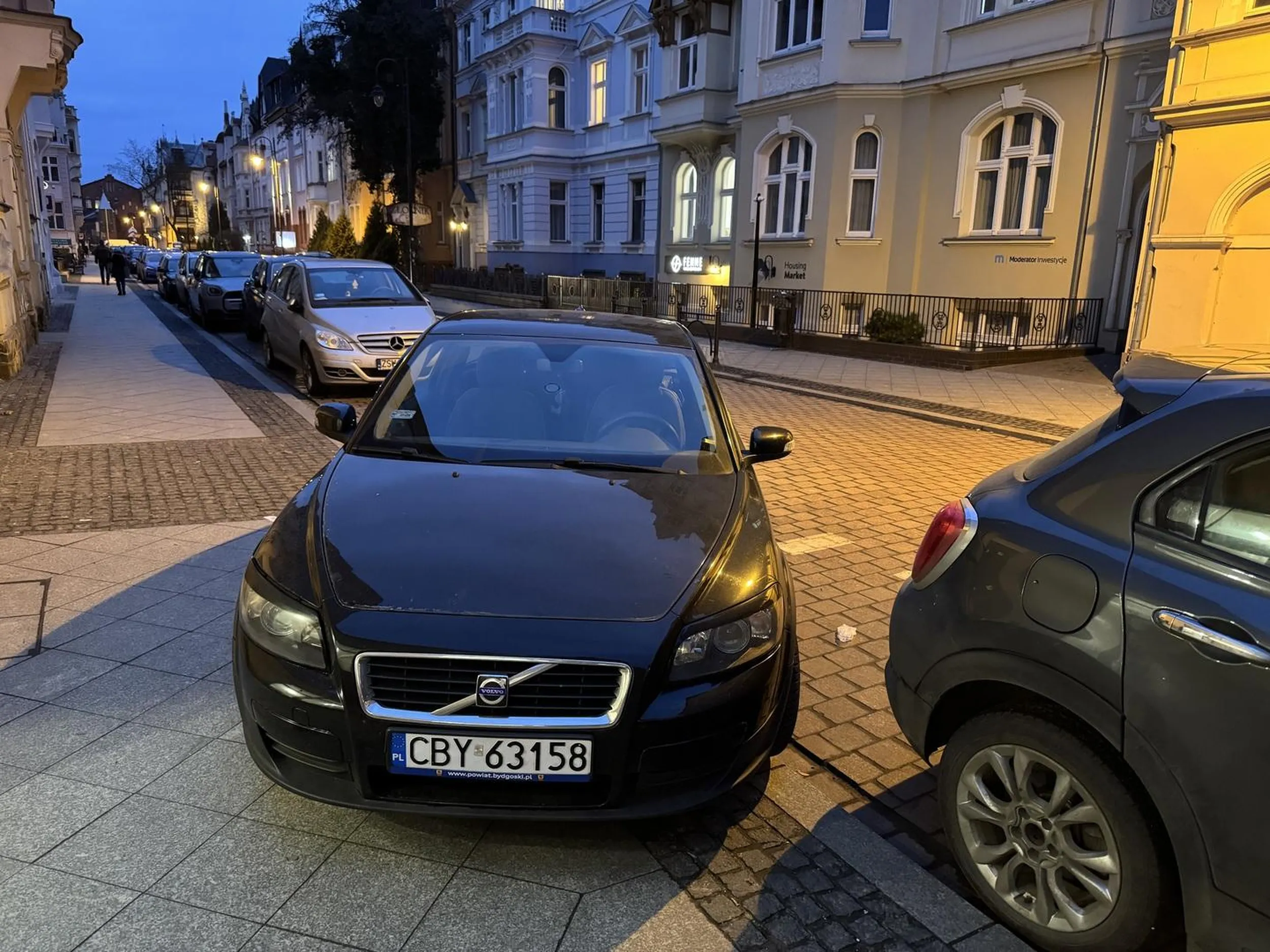 Jak nie ma miejsca na parkingu to się po prostu nie parkuje. Masz szczęście, że po kręceniu przez kilka minut w końcu wyjechałem. Inaczej zastałbyś tego małego pierdzika z blokadą na kole.