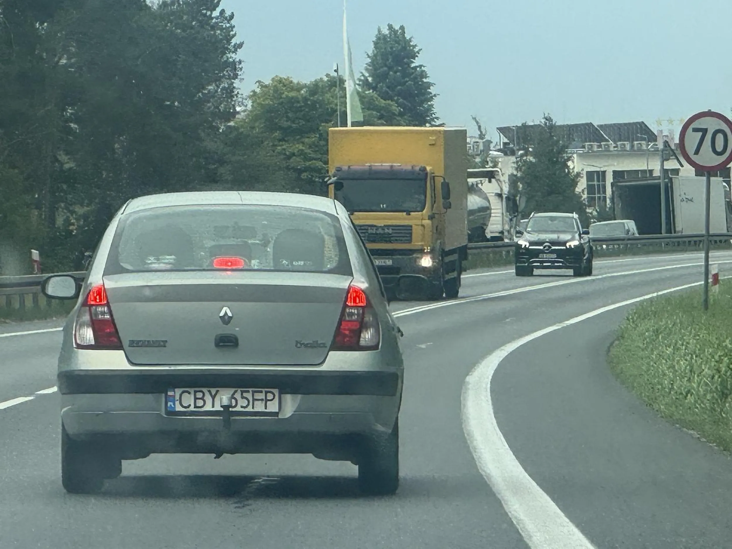 Kierowca chyba pod wpływem środków odurzających , nagłe hamowanie przed niewidocznymi przeszkodami, celowe utrudnianie wyprzedzania ,bardzo niebezpieczna jazda - polecam powtórzyć kurs na prawo jazdy :)