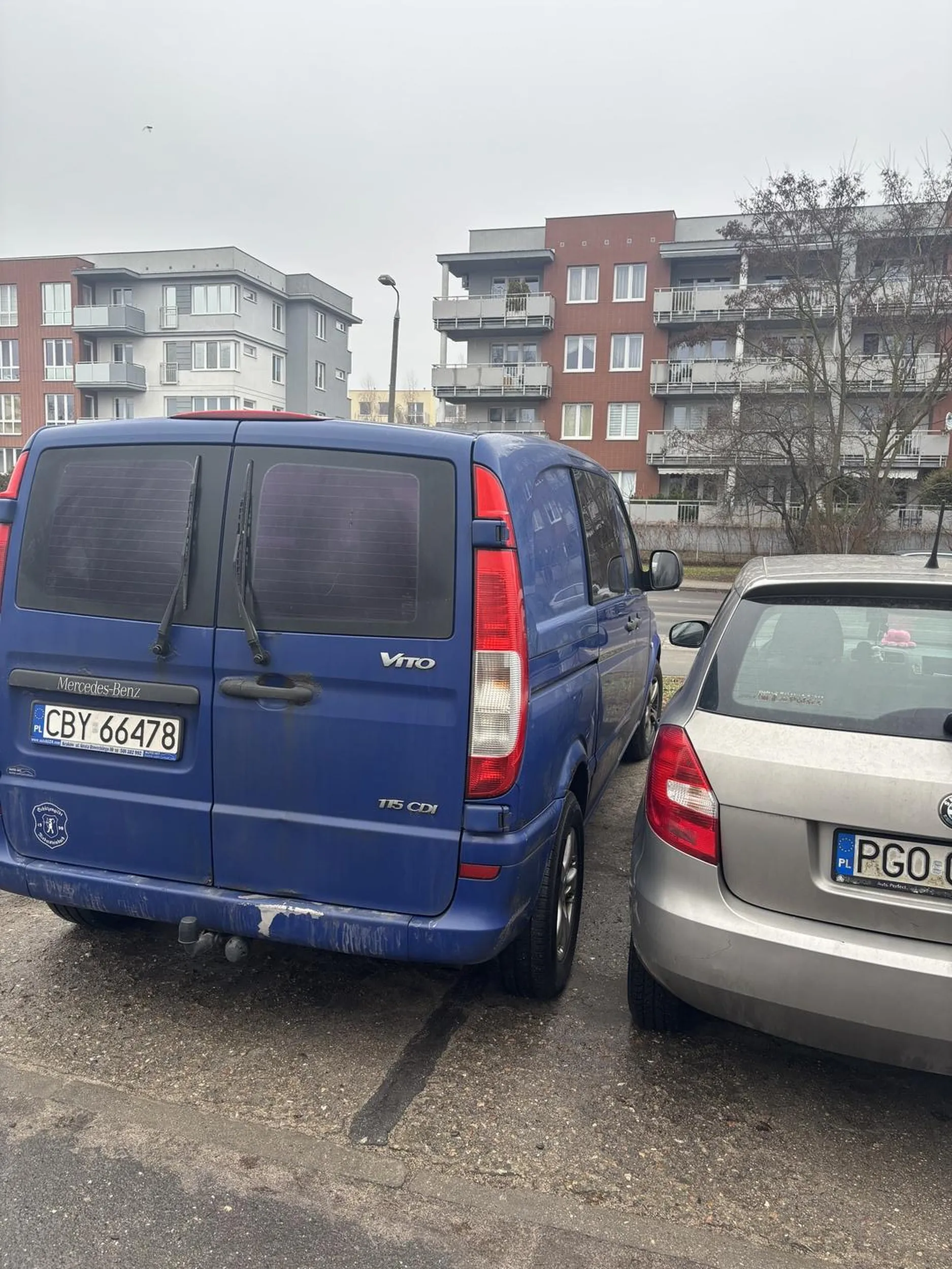 Gratuluję parkowania pod Politechniką bydgoską, jak się nie możesz zmieścić ta landarą to zaparkuj gdzieś indziej… Ja stałem w liniach, w miejscu parkingowym