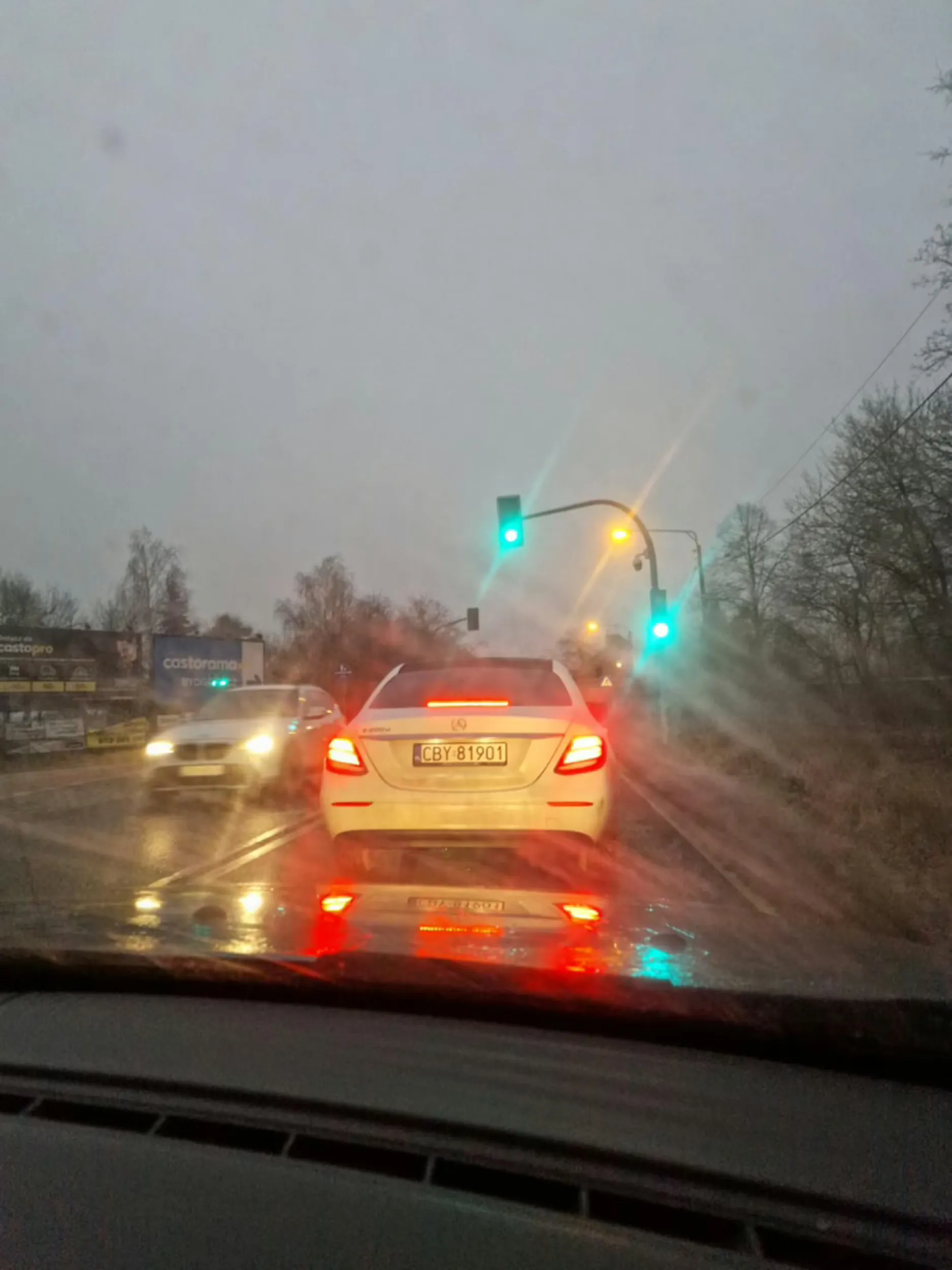 Jeździ jak ciota 70 na 90 i hamuje na każdej możliwej okazji