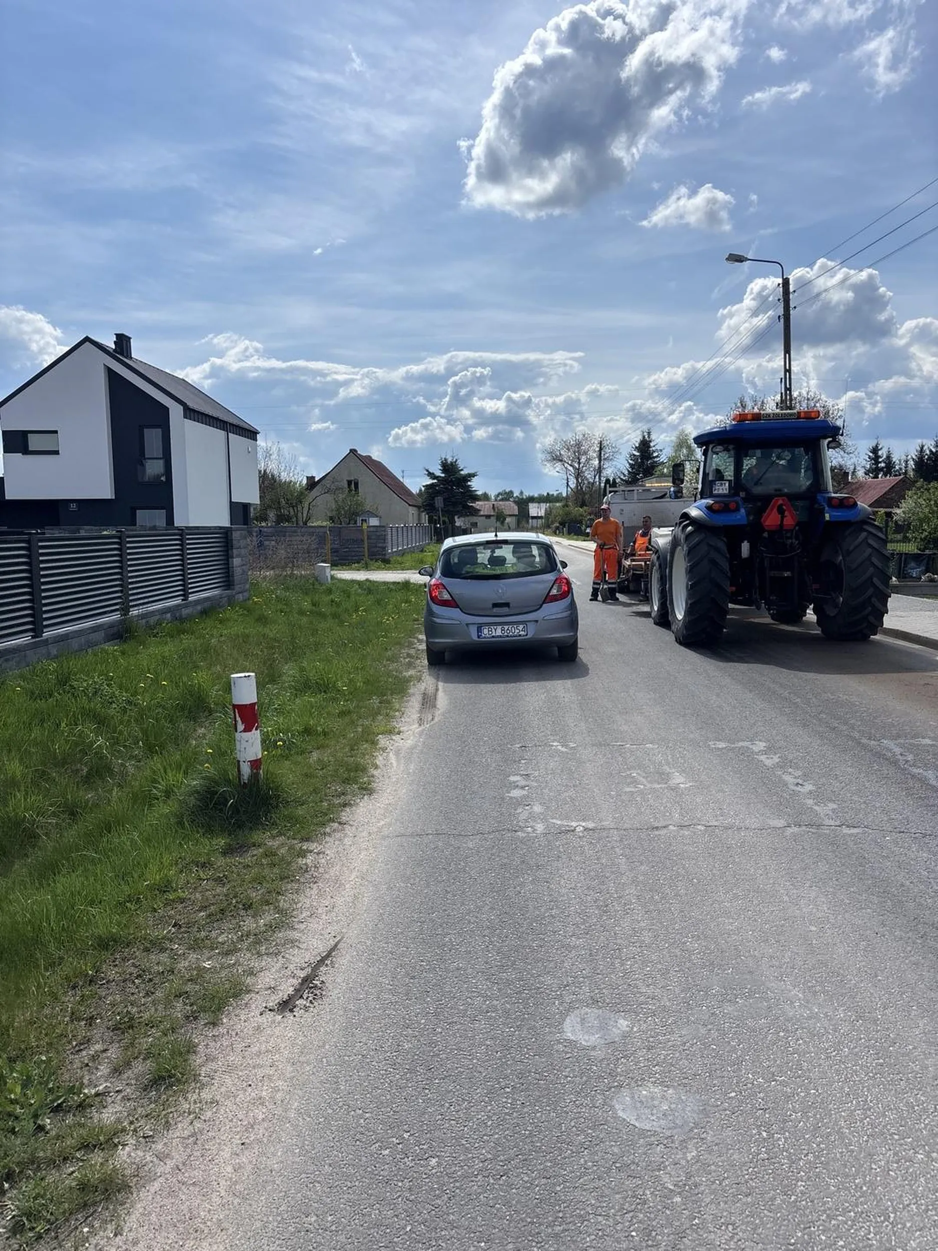 Kierowca (w koszulce security ?)  wyprzedzając pojazd jadący z naprzeciwka, jadąc nie po swojej stronie jezdni, zepchnął kolarza na pobocze, potrącając go (przy drodze nie było ścieżki rowerowej). Po całym zdarzeniu wysiadł z auta, krzyczał i obrażał poszkodowanego. Groził policją, jednak po wytłumaczeniu mu po czyjej stronie leżała wina, wyjął pałkę z tylnego siedzenia i groził nią poszkodowanemu. Gdy skończyły mu się argumenty, wsiadł do auta i odjechał…