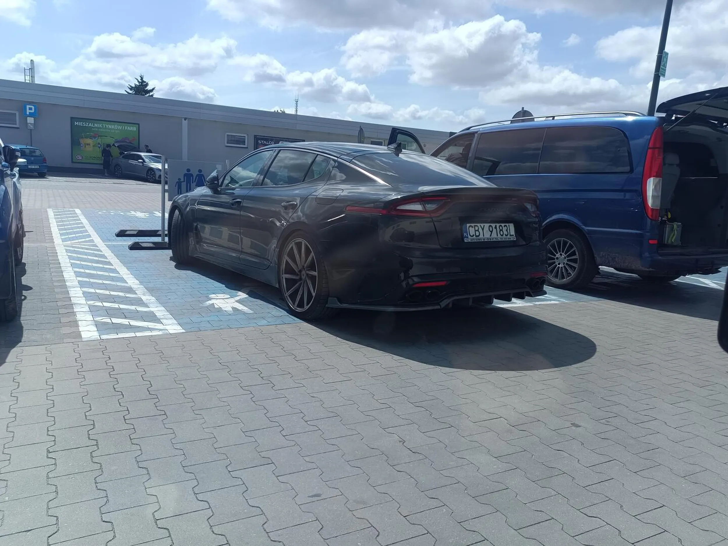 Burak jeb..y nie dość że parkuje krzywo to do tego pakuje się na miejsce dla rodzin mimo że przyjechał sam. Lidl 28.05 Koronowo