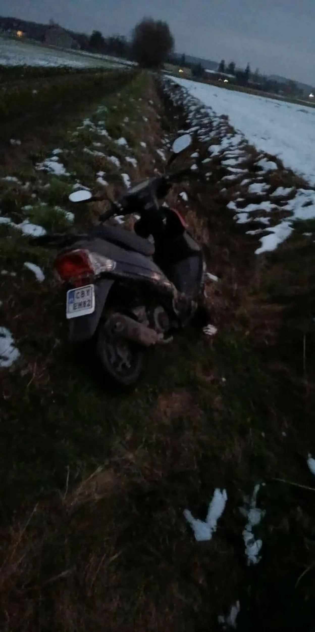 Małoletni za kierownicą, bez kasku i jakich kolwiek odblasków oraz świateł.Na moich oczach popisując się podczas nagrywania przysłowiowego snapa wjechał do rowu i uciekł z miejsca zdarzenia.