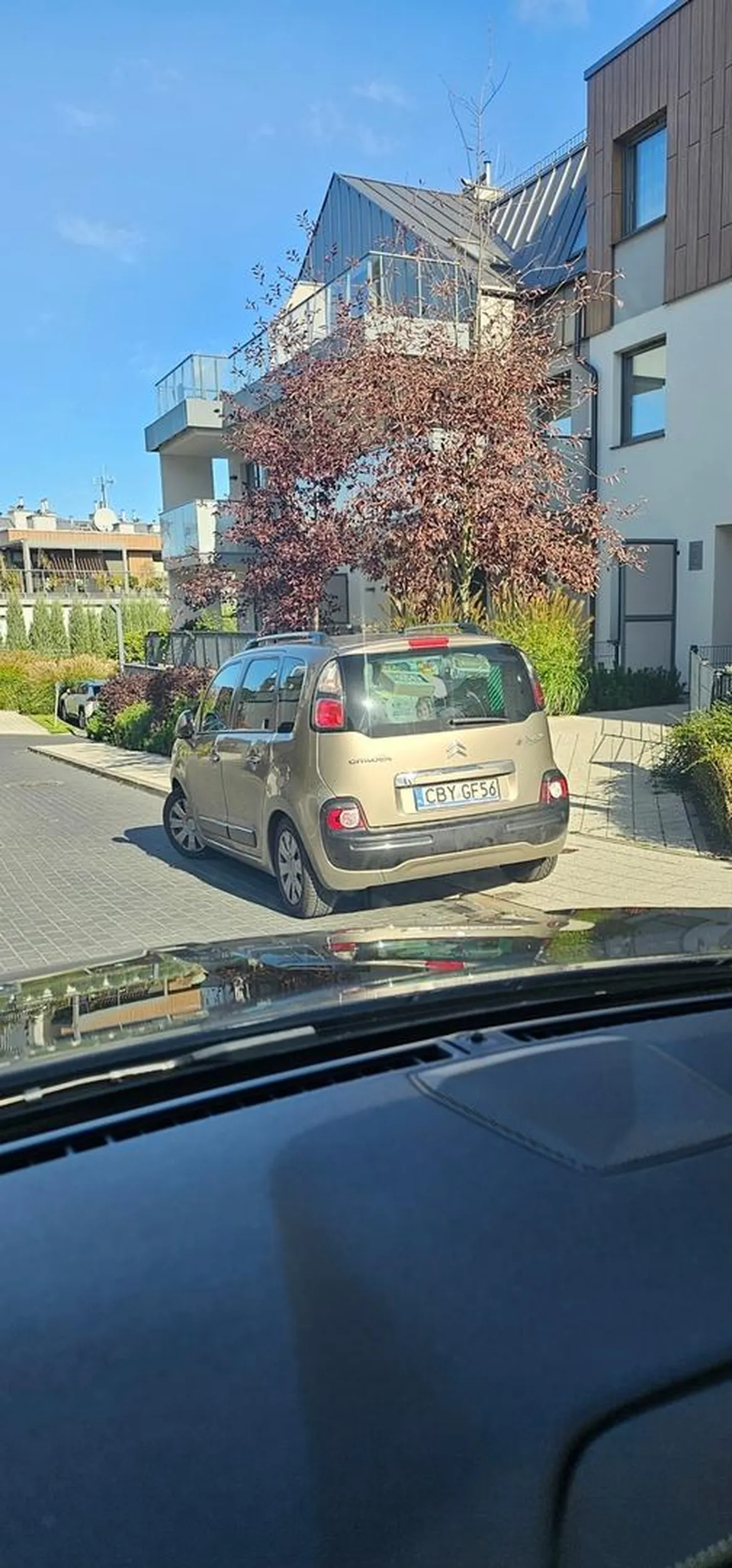 Ciągle nie czuję się pewnie na drodze i ciągnie mnie na chodnik. Po co mi było to prawo jazdy...