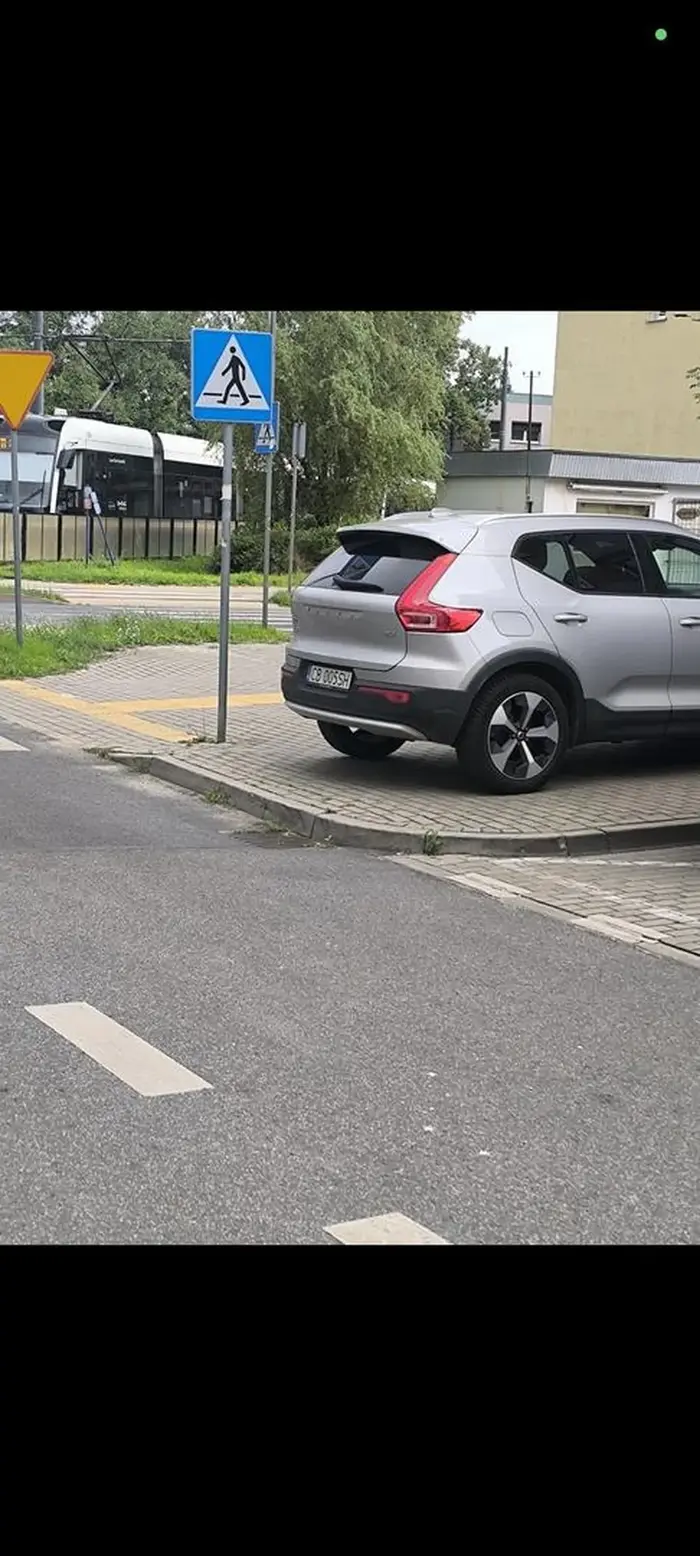 Najważniejsze że ma blisko do klatki a że przejście zasłania to już nie ważne.