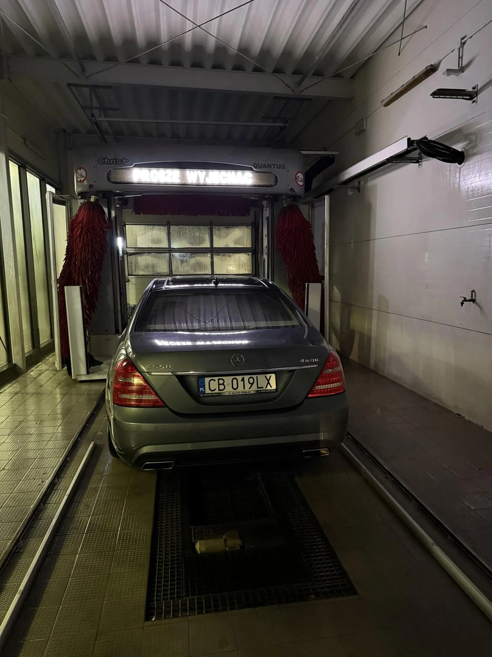 Łysy pan w średnim wieku za nic ma czas innych i poszedł sobie na zakupy do biedronki pozostawiając auto… w garażu, ale zapomniał że to myjnia i inni też by chcieli umyć auta, po 25-30 min łaskawie przyszedł ( był szukany na stacji i w okolicy, bezskutecznie ) wiele osób z kolejki zrezygnowało przez tą samolubną osobę.