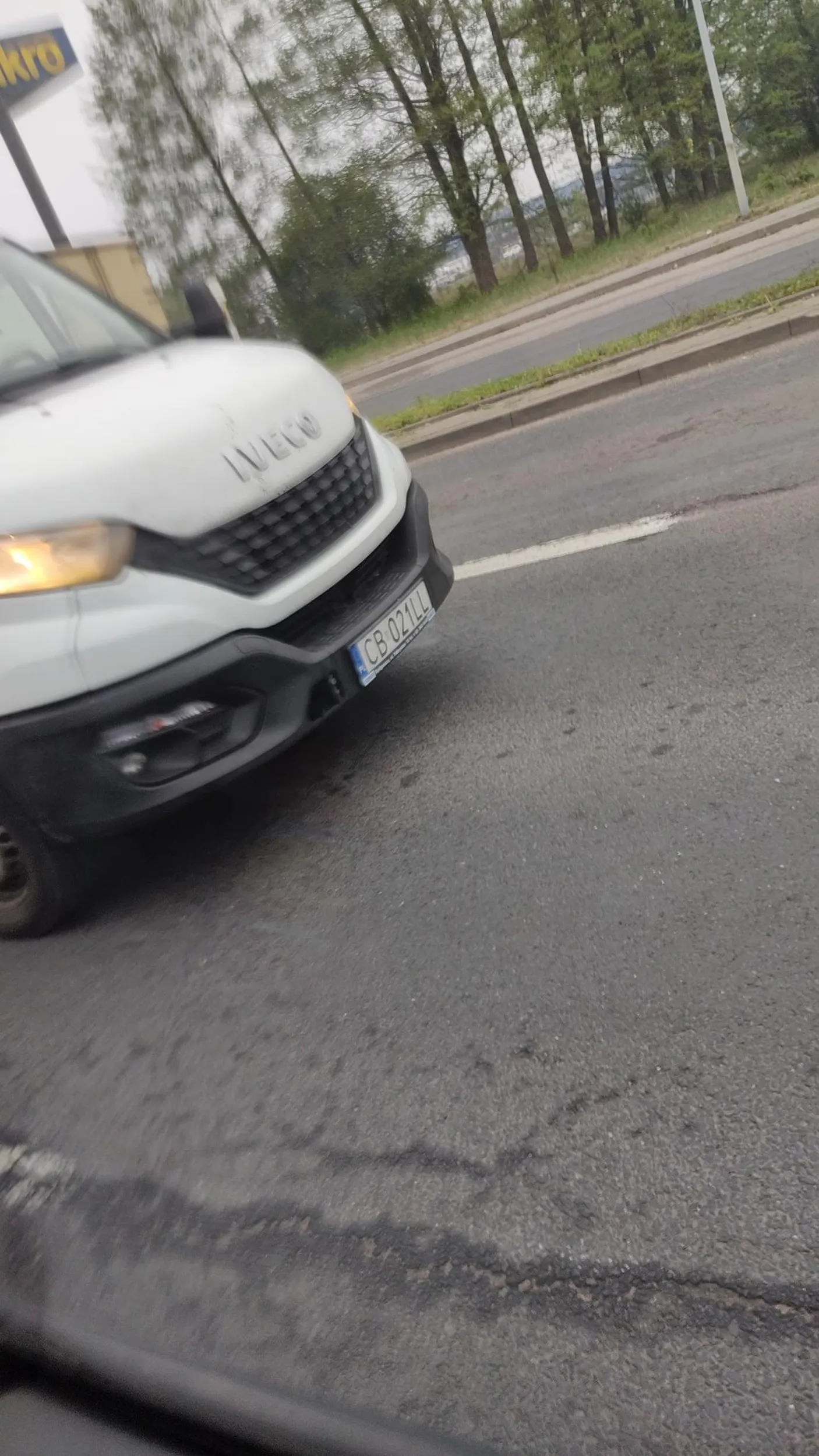 Wymusza na skrzyżowaniu po czy pokazuje palcem jakie ma przyrodzenie . Śmieszny tyfus