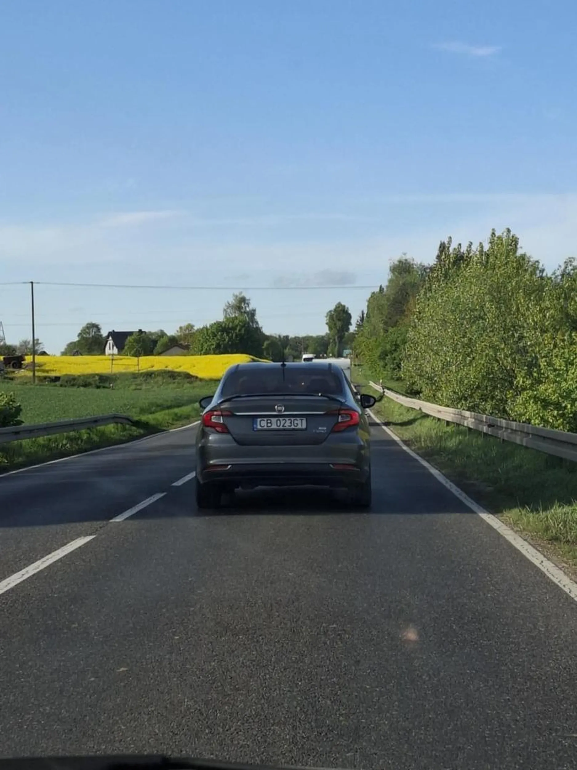 Wlecze się 65 zamiast 90, mocno utrudnia wyprzedzanie, zjeżdżając maksymalnie do wewnętrznej krawędzi