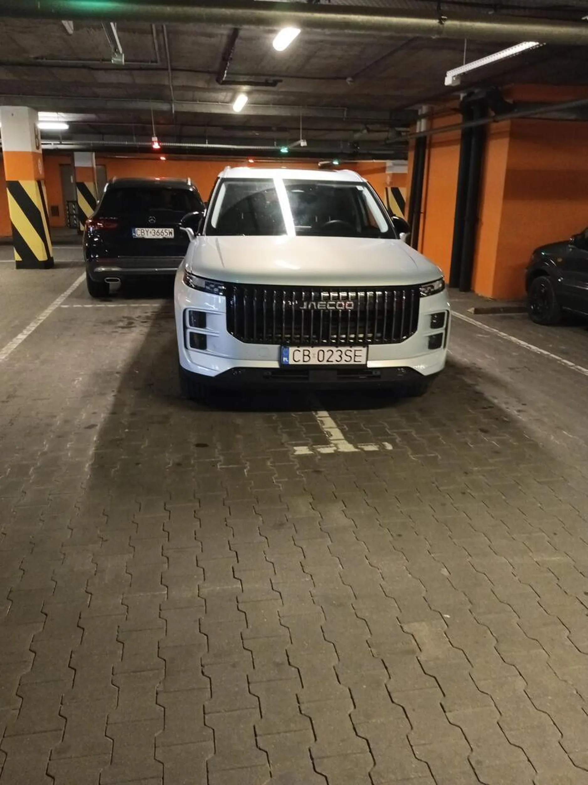 Naucz się parkować, a nie zajmujesz 2 miejsca parkingowe.