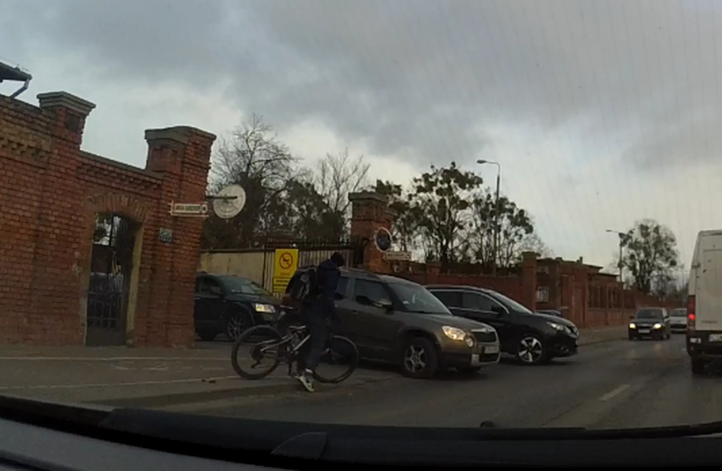 Nie polecam, kierowca nie zna prawa o ruchu drogowy, niedość że wyjeżdzając z swojej jednostki wojskowej wymusił i prawie przejechał rowerzyste to mnie też zmusił do przychamowania i odbicia w prawo (wyjeżdzał od mojej lewej strony)