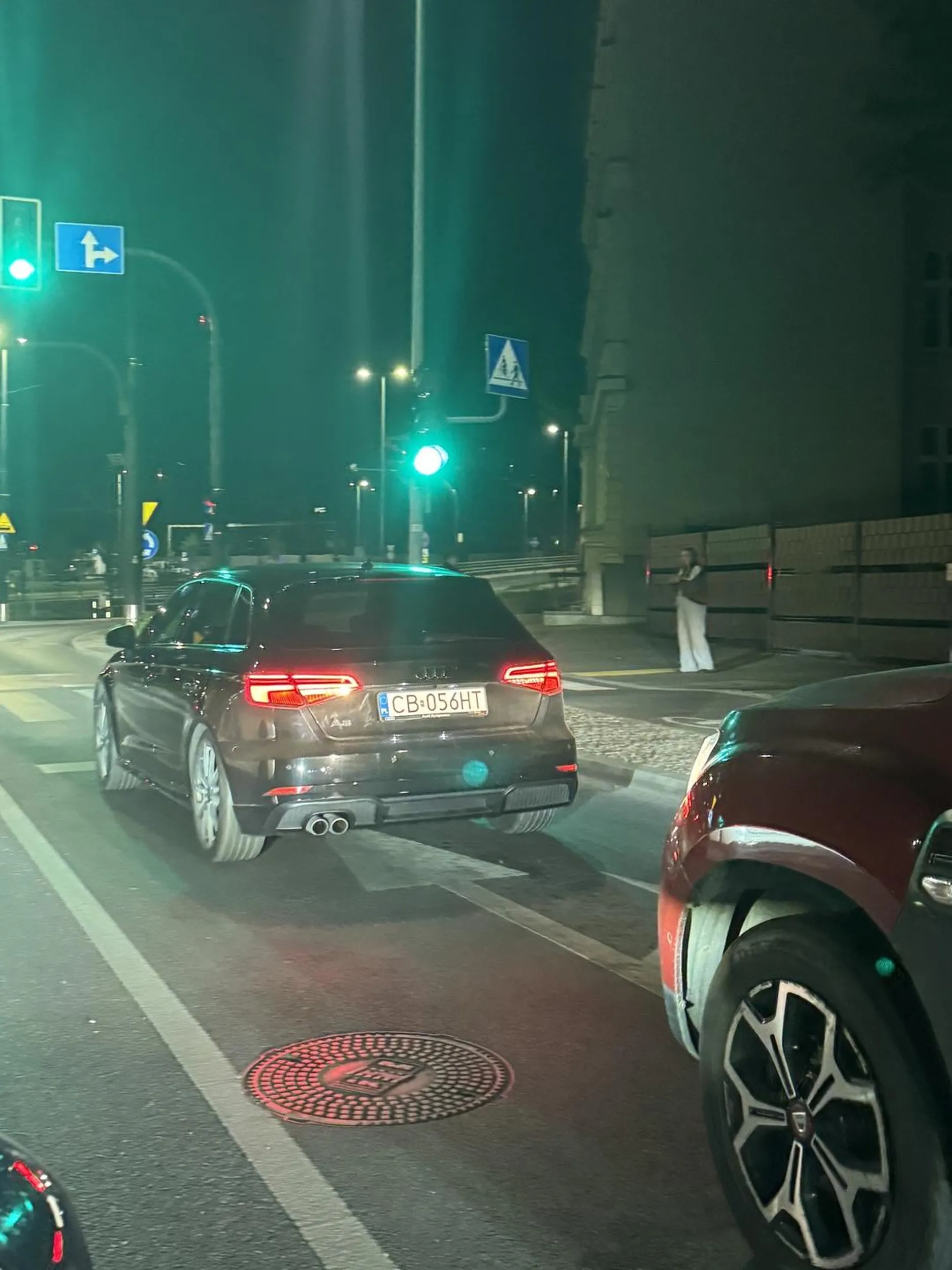 Młody kawaler, musi się nauczyć pokory na drodze. Wyprzedza 70+ w mieście a i tak stoimy obok siebie.