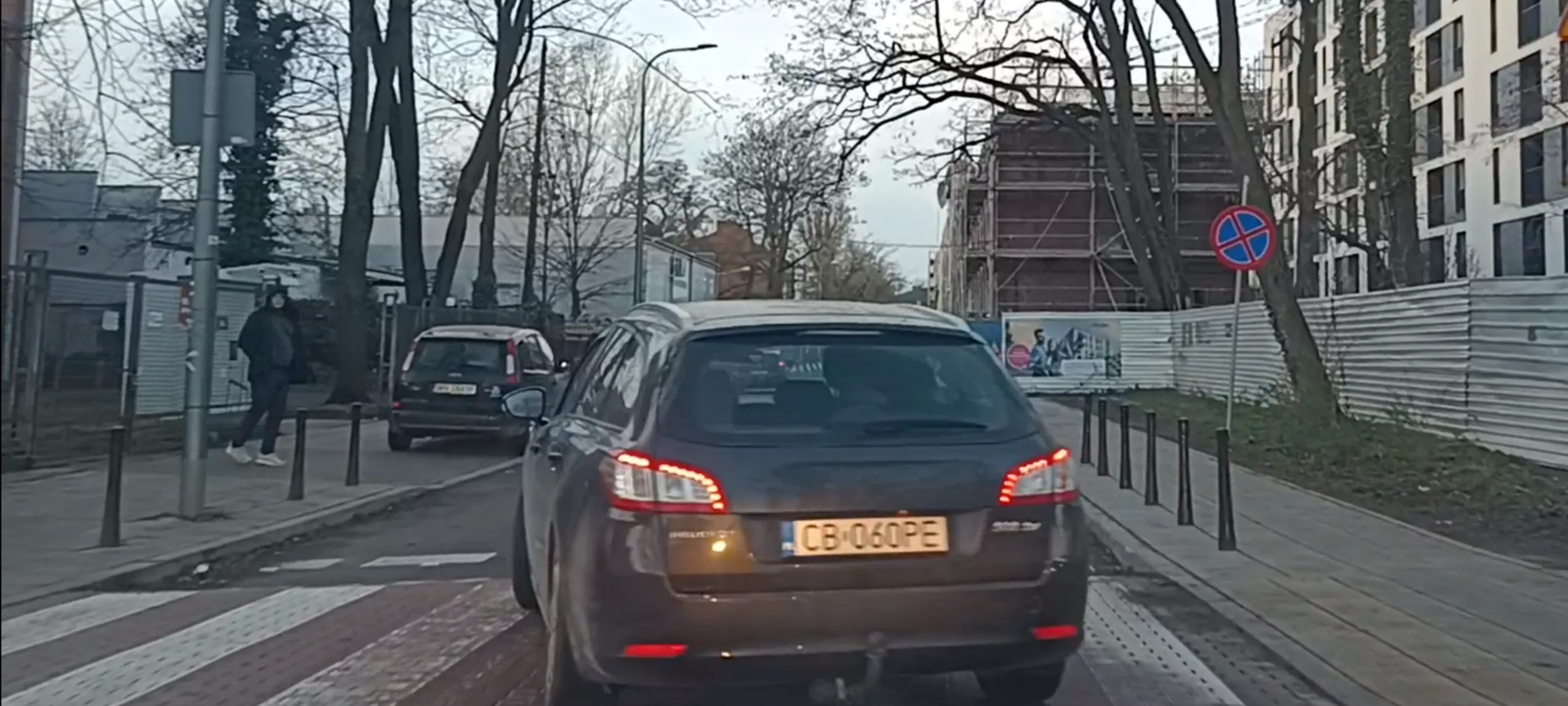 Pierdołowaty kierowca blokuje przejazd przez skrzyżowanie bo jest z prawej strony i stoi zamiast jechać. Pierdołowaty myślał że ruszę wymuszając pierwszeństwo z lewej strony a on wtedy ruszy i uderzy wymuszając odszkodowanie.