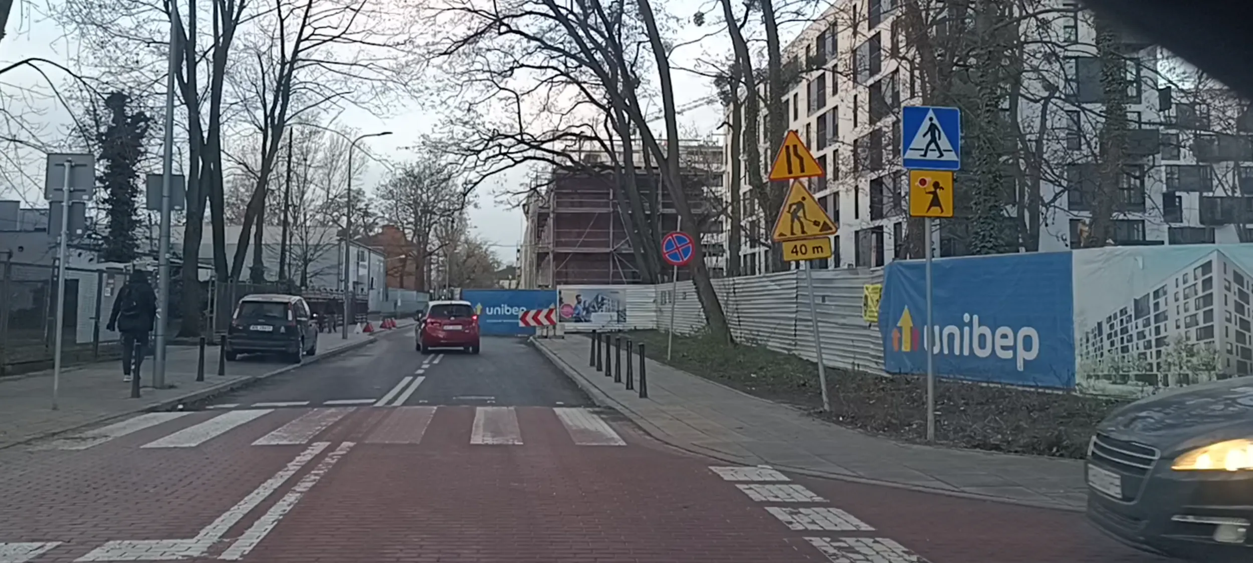 Pierdołowaty kierowca blokuje przejazd przez skrzyżowanie bo jest z prawej strony i stoi zamiast jechać. Pierdołowaty myślał że ruszę wymuszając pierwszeństwo z lewej strony a on wtedy ruszy i uderzy wymuszając odszkodowanie.