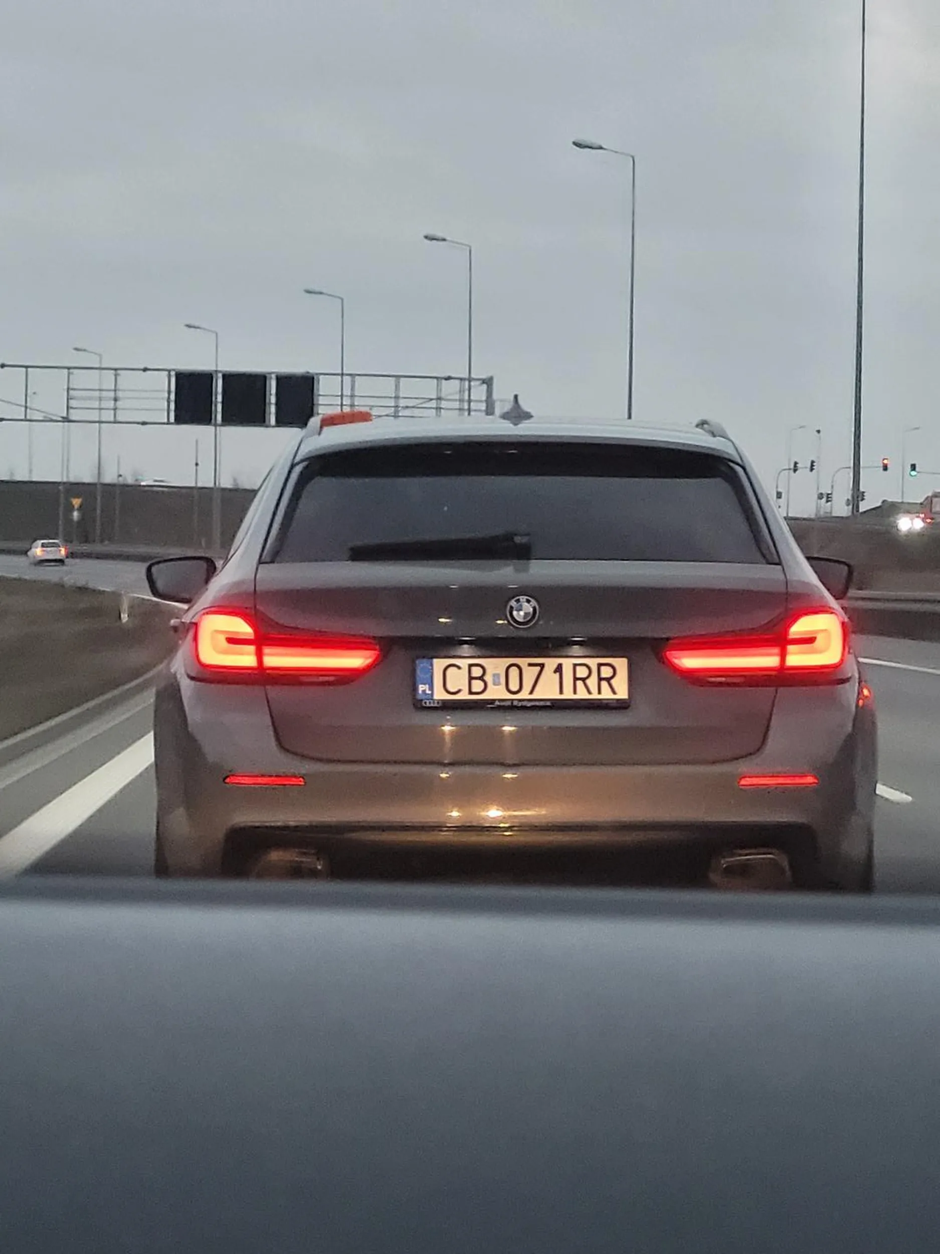 Jedzie na kogucie bez kierunkowskazów zmienia pasy co chwila jakby szukał wrażeń. Nie pozdrawiam