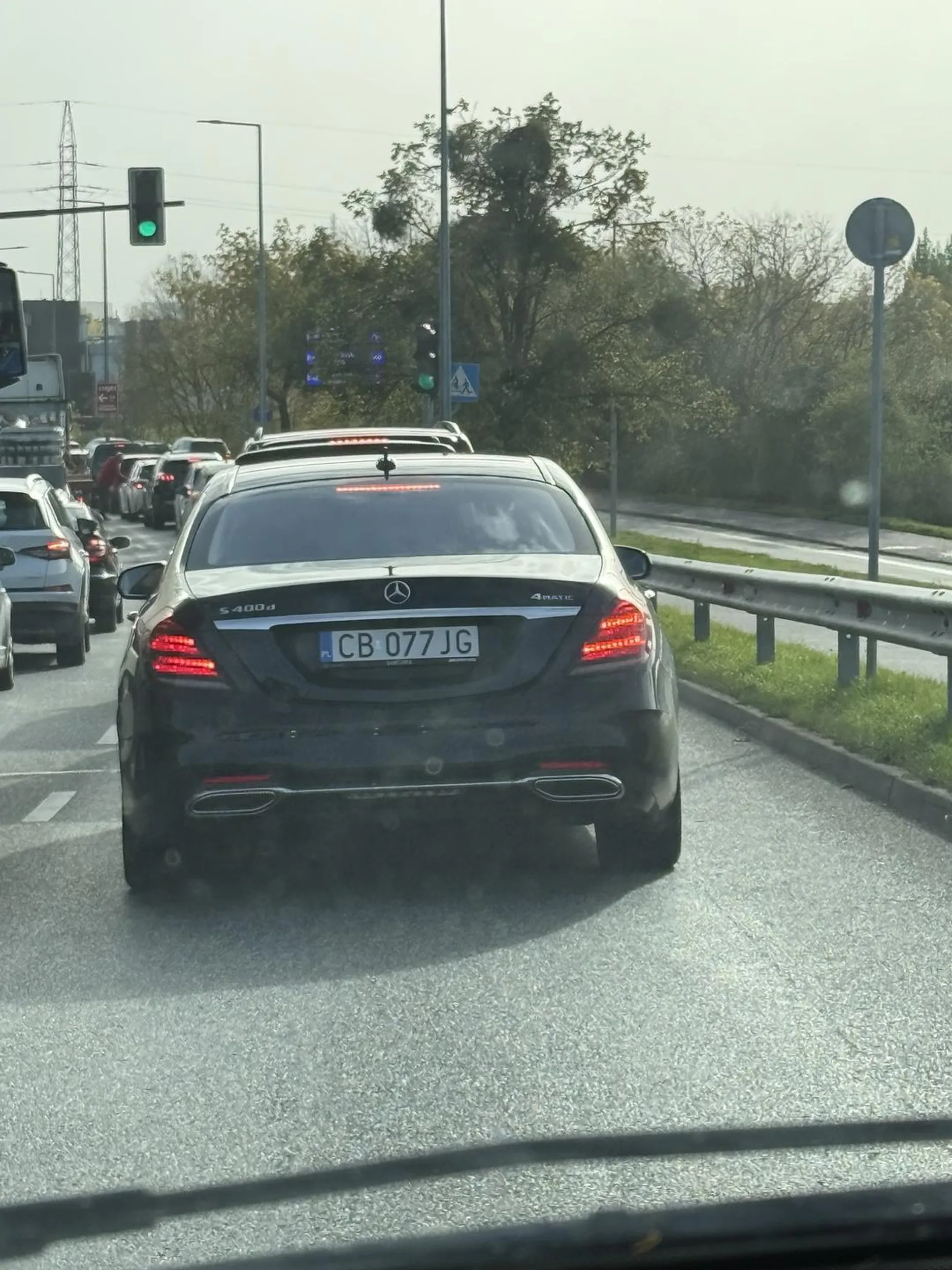 Id;ota na dwupasmówce w mieście (nie ekspresowa nie autostrada) przed wiaduktem gdzie jest ograniczenie 70 km/h zaraz światła i korek podjeżdża na zderzak w odległości mniejszej niż 0,5 m.  Mimo prędkości 120km/ h gdzie nie było miejsca żeby od razu mu zjechać na prawy. Szeryf drogi pomylił dwupasmówkę z autostradą. Do zobaczenia  ;)