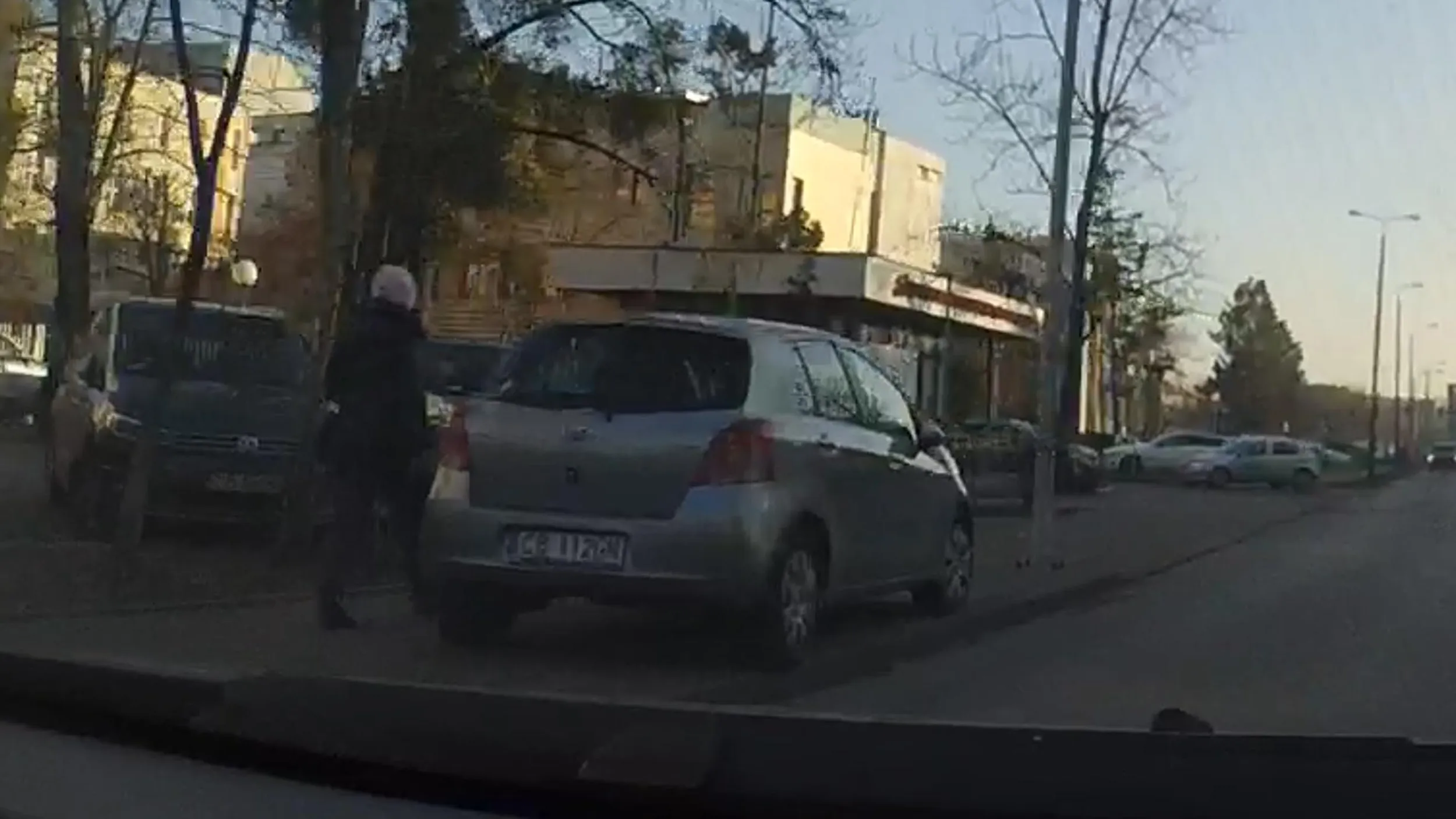 Jazda wzdłuż chodnika/przejścia dla pieszych art. 26 ust. 3 pkt 3 PRD 1500zl 8pkt (następnym razem 3000zł) oraz 200 zł: Parkowanie na chodniku bez zachowania 1,5 metra wolnej przestrzeni