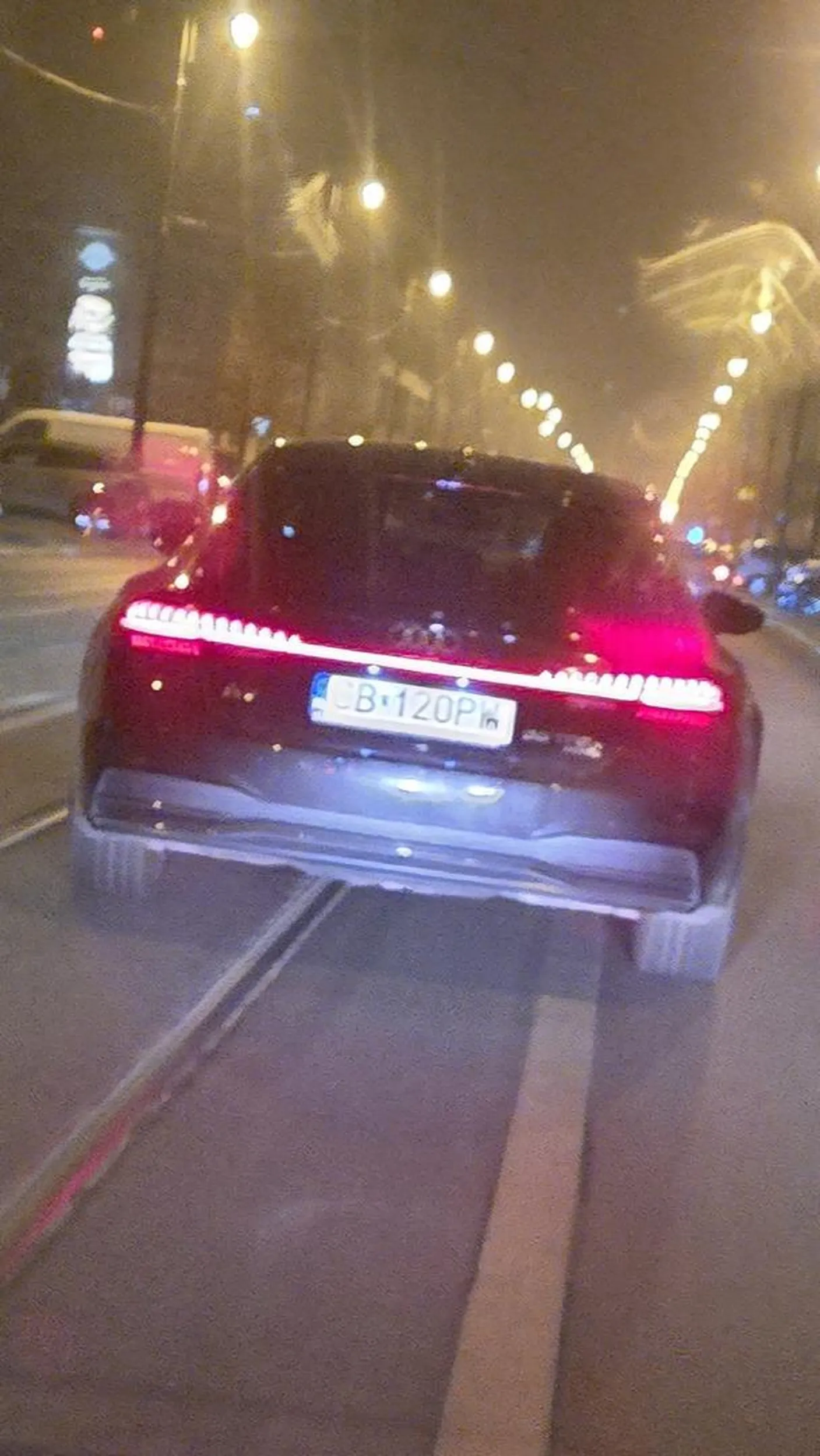 Widzę po komentarzach, że stary degenerat próbuje sobie zapracować na solidny wpierdl. Jadąc po mieście w Bydgoszczy Siedział mi na dupie na 70 kiedy mnie wyprzedził ppstanowił jechać 50. Później na skrzyżowaniu chciał jechać prostu, ale ewidentnie jak zobaczył,  że skręcam na lewoskręt zajechał mi drogę. Jak go obtrąbiłam to stulejarz wyskoczył do mnie z mordą,  ale jak wyciągnęłam gaz pieprzowy to faja mu zmiękła i spieprzył do samochodu. Pracuje prawdopodobnie na kraszewskiego 1 w Bydgoszczy