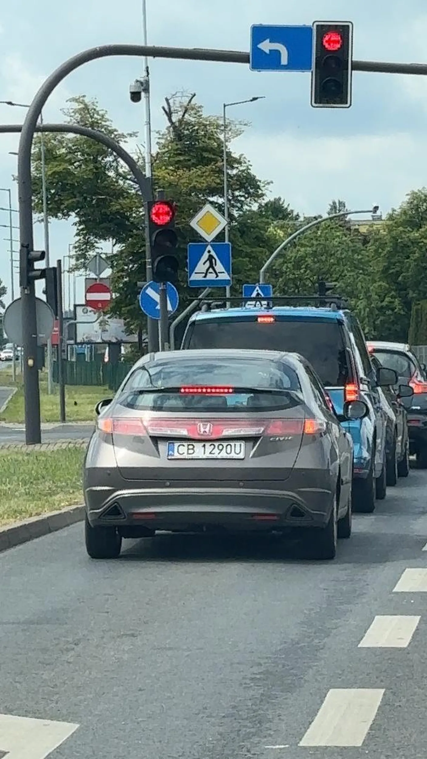 Notoryczne łamanie przepisów ruchu drogowego, wyprzedzanie na przejściu dla Pieszych trzy razy pod rząd Blondynka za kierownicą a prawo jazdy znalezione w czipsach Do wyeliminowania z dróg publicznych!