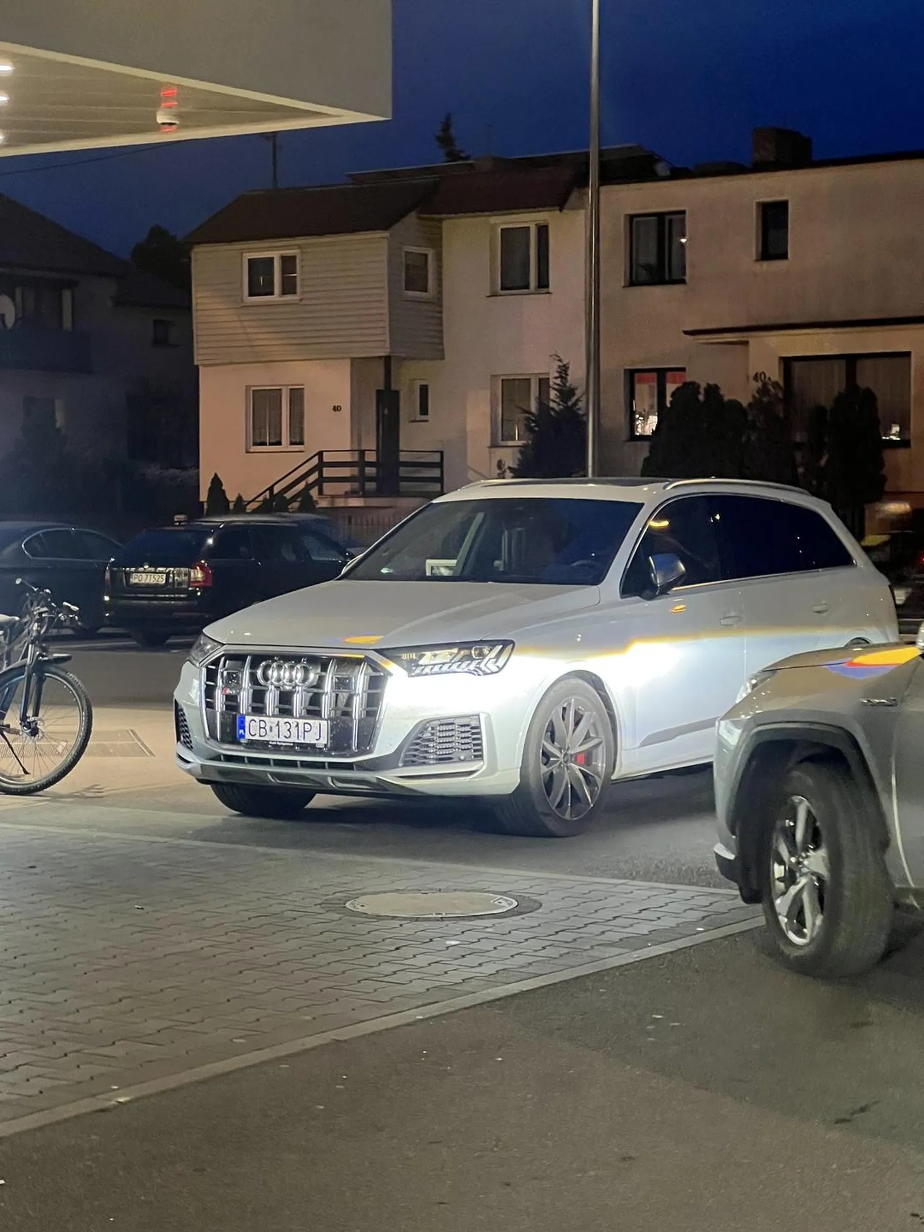 Gratulacje dla bezmózgowca, któremu nie chciało się stanąć na miejscu jak cywilizowany człowiek — zamiast tego postanowił zablokować wejście do sklepu. Brawo, mistrzu kierownicy