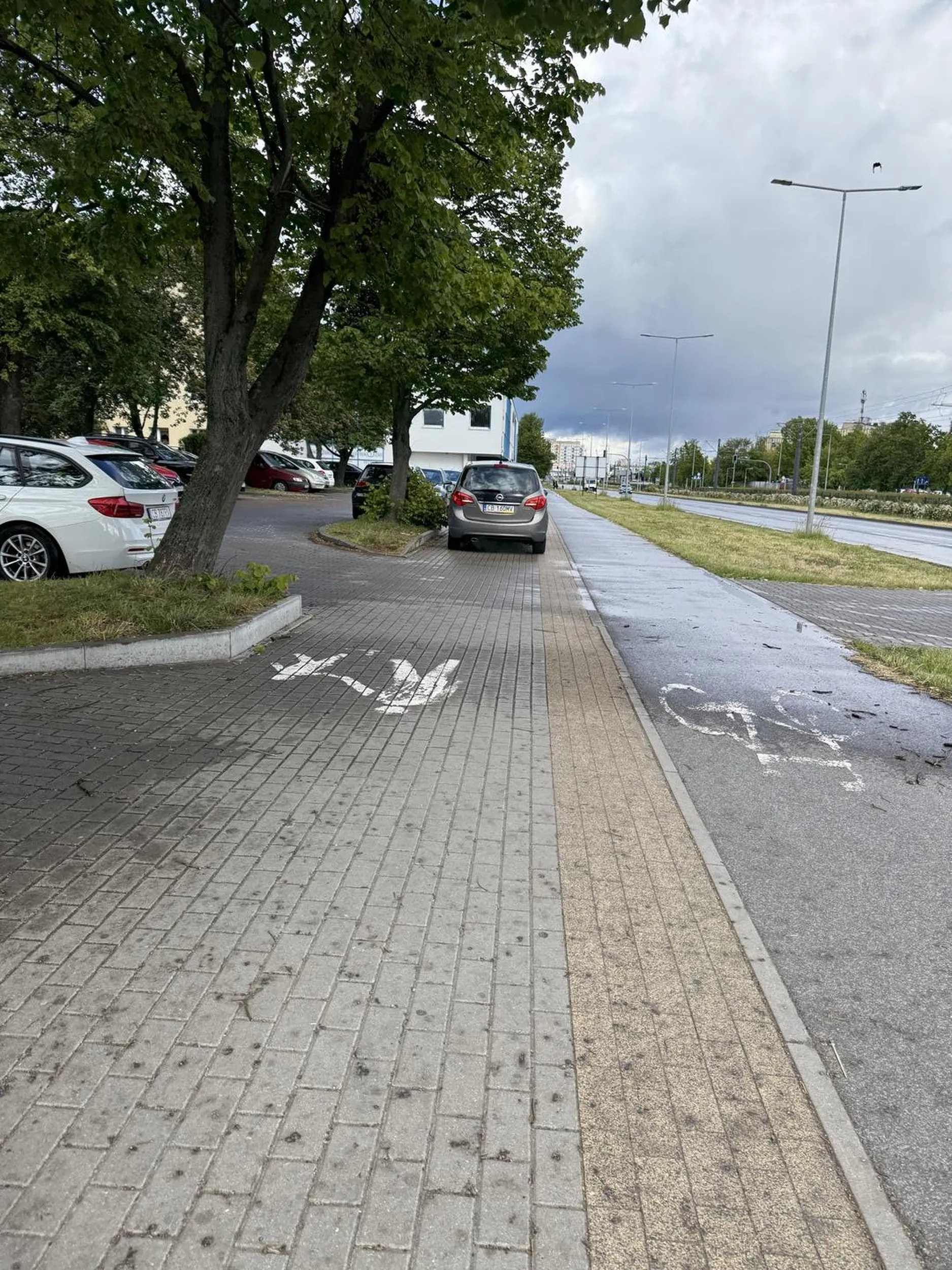 Za mało miejsc na parkingu, wytyczył swoje