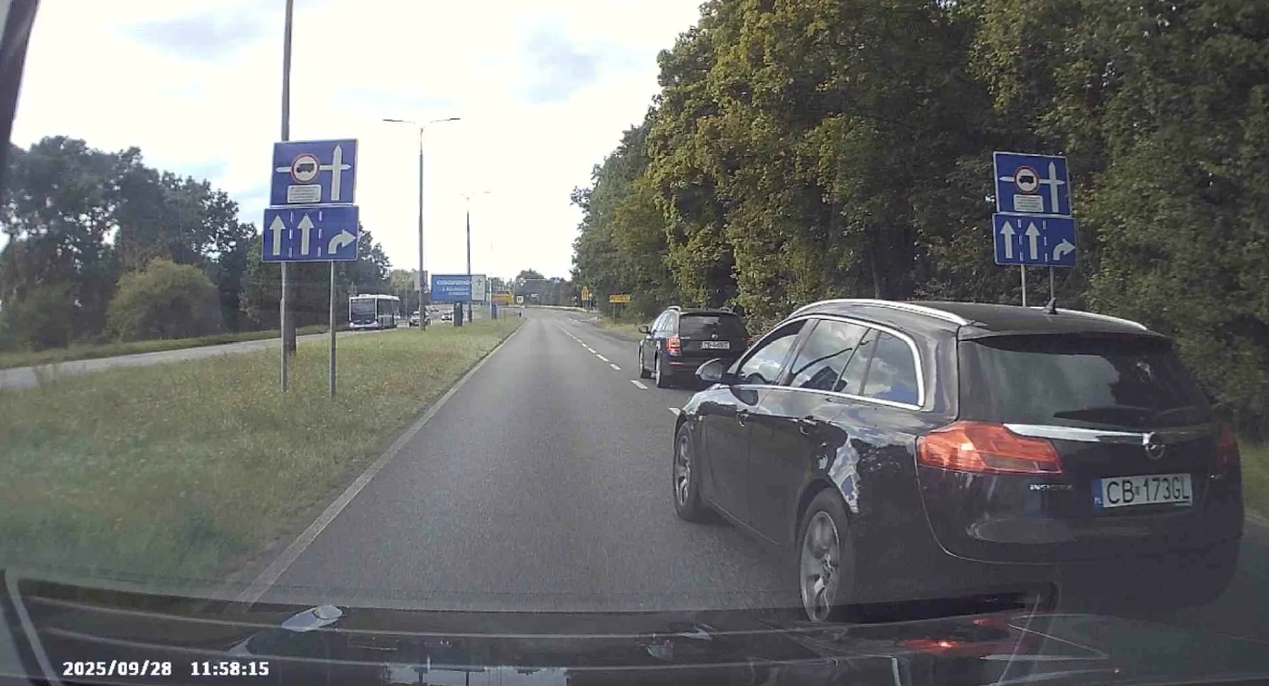 Boże !!! Prawo jazdy w chipsach … Gdzie tu bezpieczne wymijanie Wciskanie się na siłę ŻAL Jak można slalomem jechać i jeszcze mieć pretensje. Takim to powinni zabierać prawo jazdy. I potem się dziwić że są wypadki.