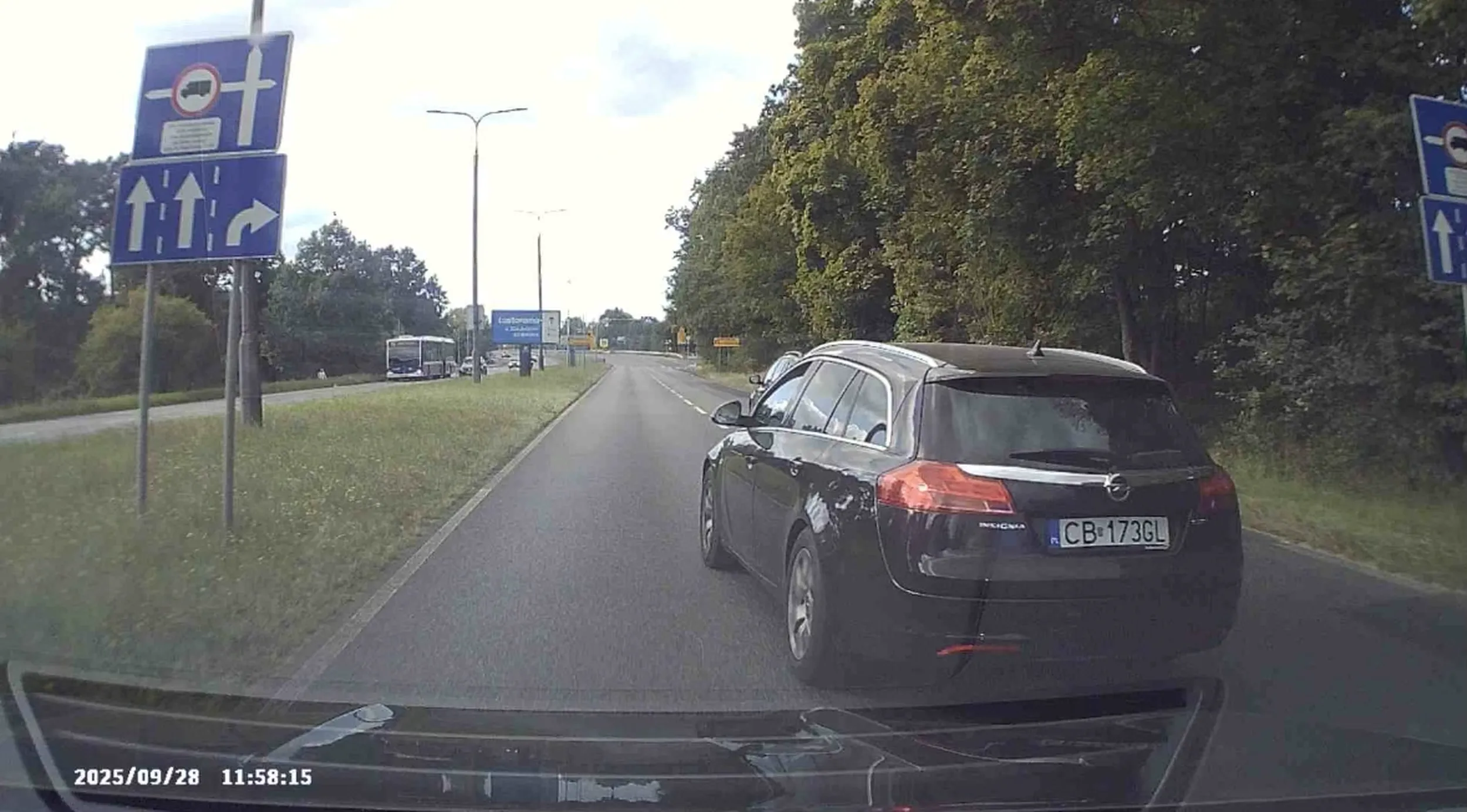 Boże !!! Prawo jazdy w chipsach … Gdzie tu bezpieczne wymijanie Wciskanie się na siłę ŻAL Jak można slalomem jechać i jeszcze mieć pretensje. Takim to powinni zabierać prawo jazdy. I potem się dziwić że są wypadki.