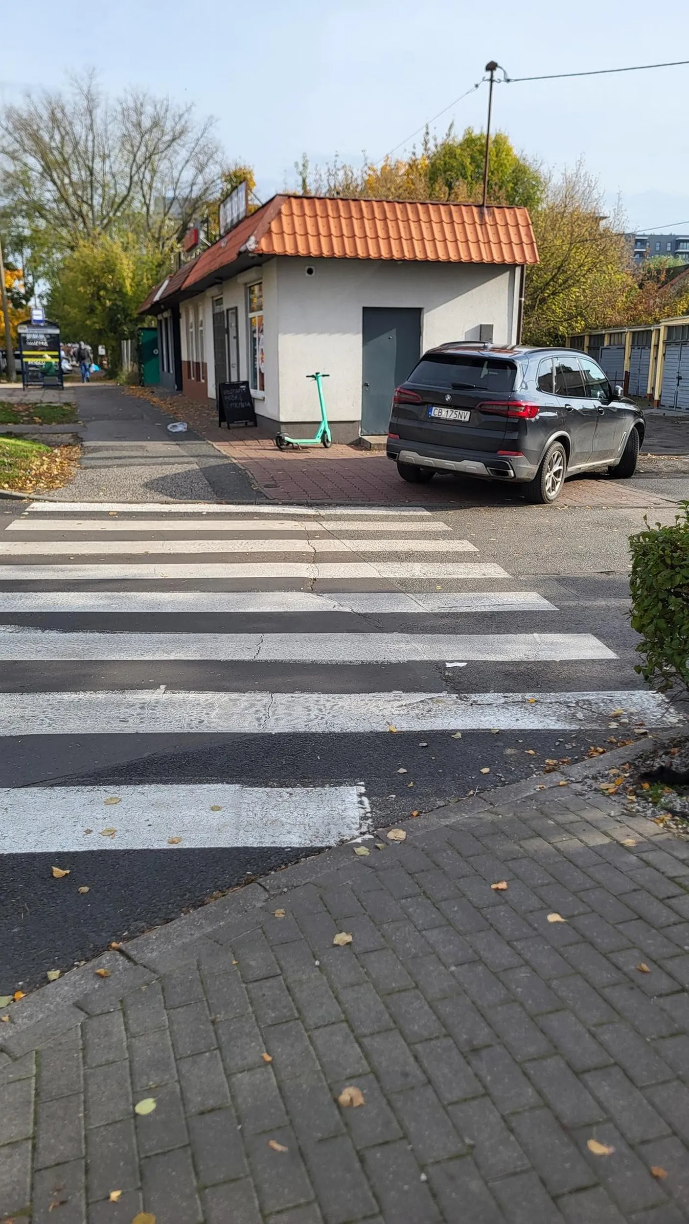 Kierowca nie zostawił nawet centymetra na chodniku a do tego zasłonił przejście dla pieszych. Pomysl ze moze tam iść jakieś dziecko którego nie bedzie widać. Sprawa zgłoszona