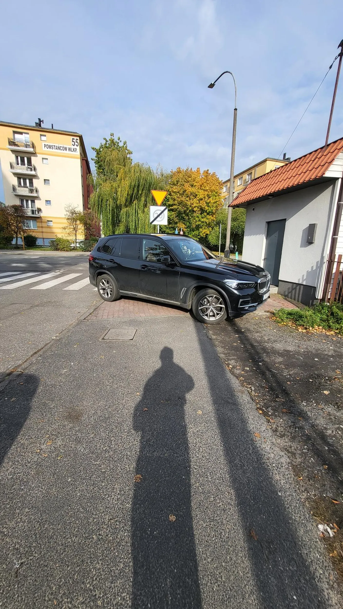 Kierowca nie zostawił nawet centymetra na chodniku a do tego zasłonił przejście dla pieszych. Pomysl ze moze tam iść jakieś dziecko którego nie bedzie widać. Sprawa zgłoszona