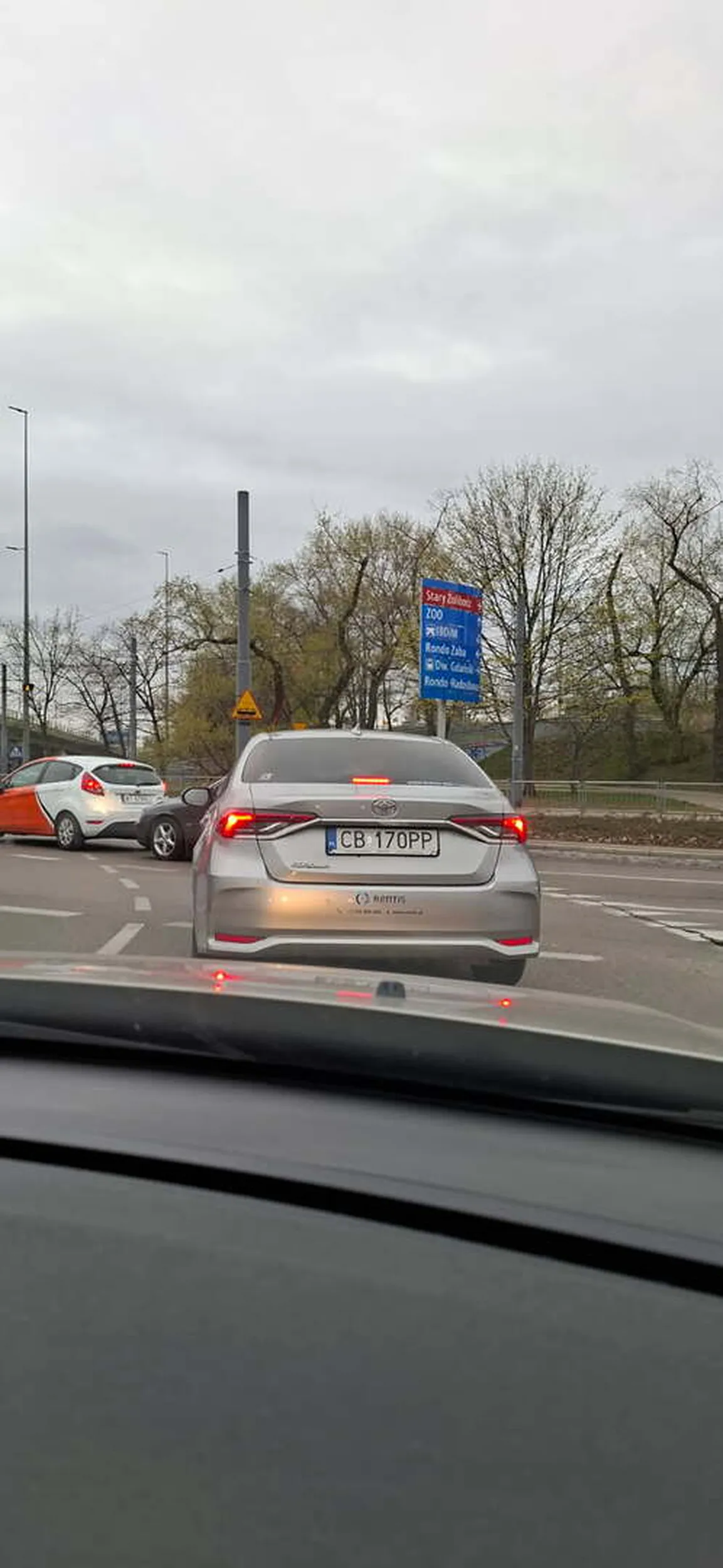 Wymusza i spycha innych na rondzie. Myśli, że włączy kierunek i może jeździć jak pojazd uprzywilejowany ?