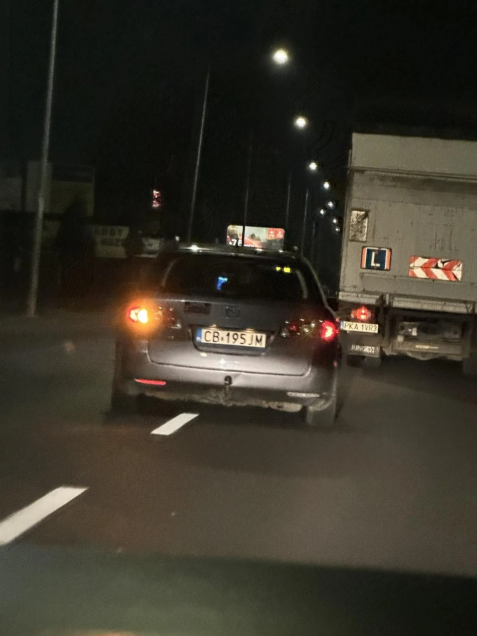 Ten paluszek za to możesz sobie w dupe wsadzić, a wjeżdżając na rondo wystarczy się rozglądać czy jest wolne :)