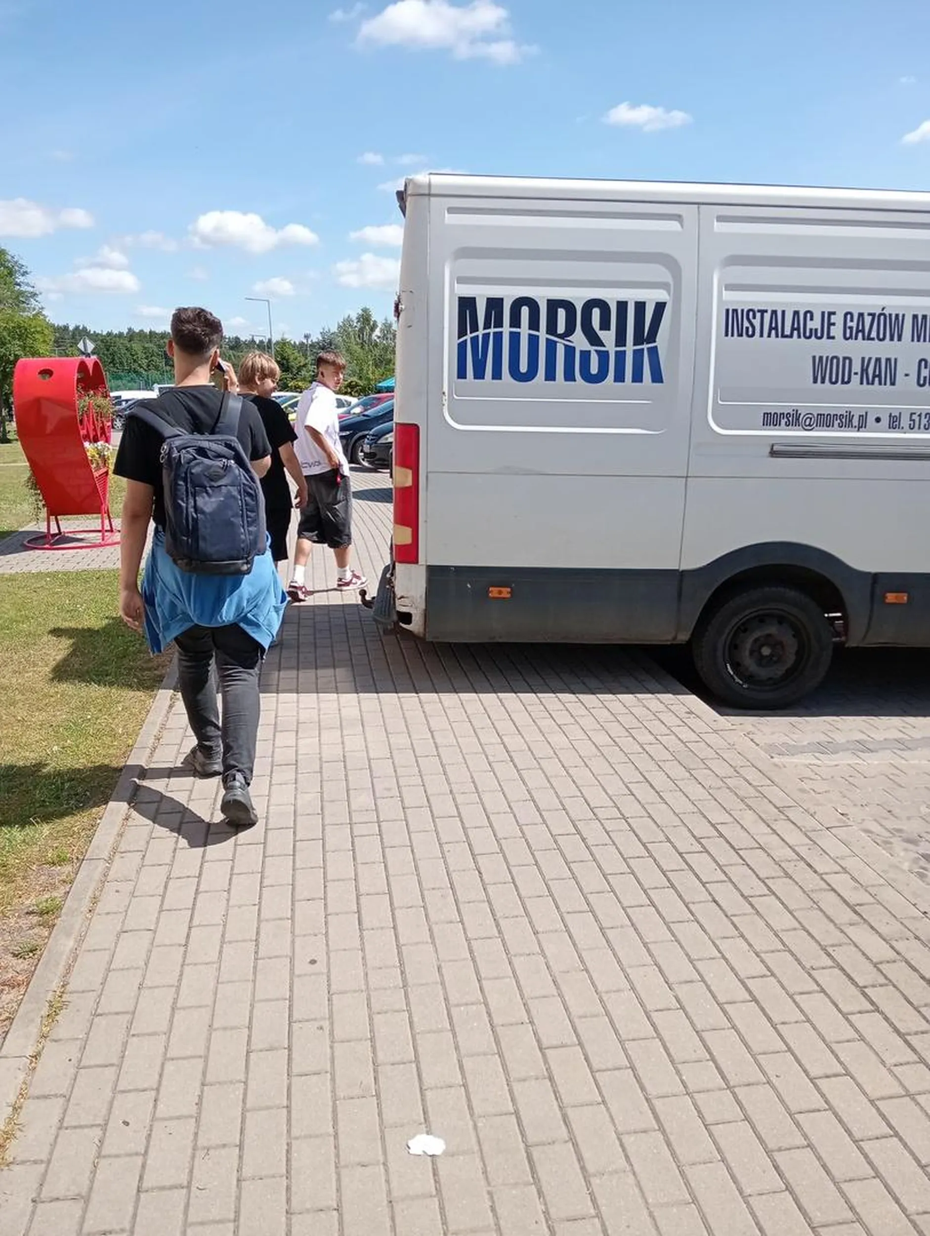 Mogłeś gdzieś indziej zaparkować a nie blokować chodnik