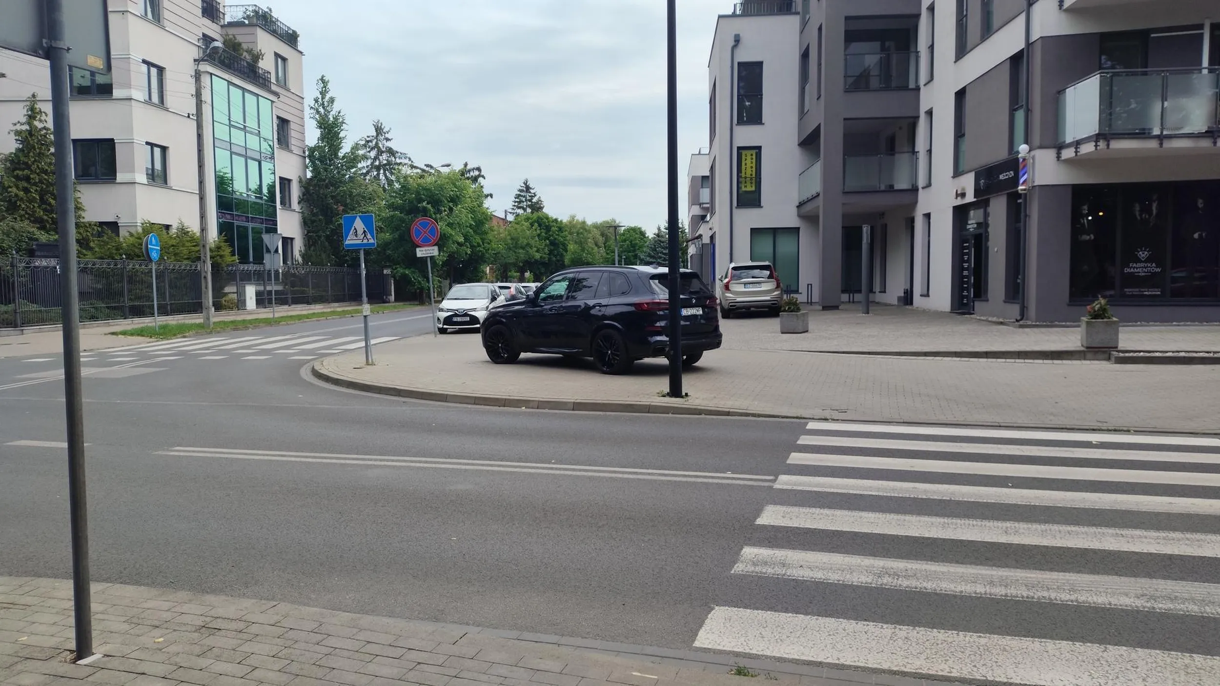 Istne combo 1. Postój w obrębie 10m przejścia dla pieszych 2. Postój w obrębie 10m od skrzyżowania 3. Postój/jazda po chodniku pojazdem o masie własnej powyżej 2,5t