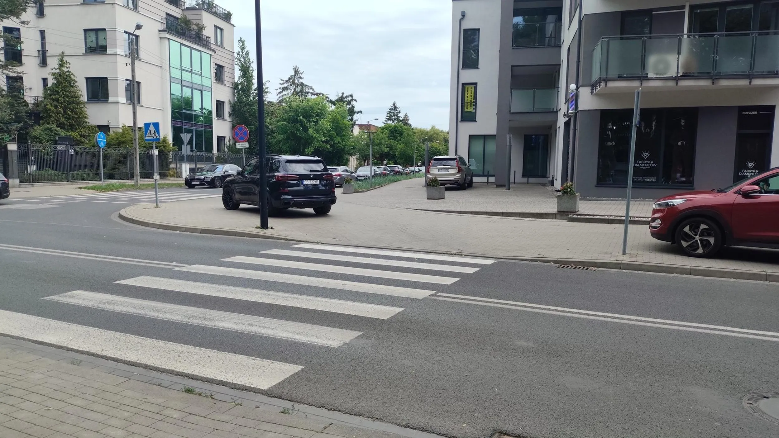 Istne combo 1. Postój w obrębie 10m przejścia dla pieszych 2. Postój w obrębie 10m od skrzyżowania 3. Postój/jazda po chodniku pojazdem o masie własnej powyżej 2,5t