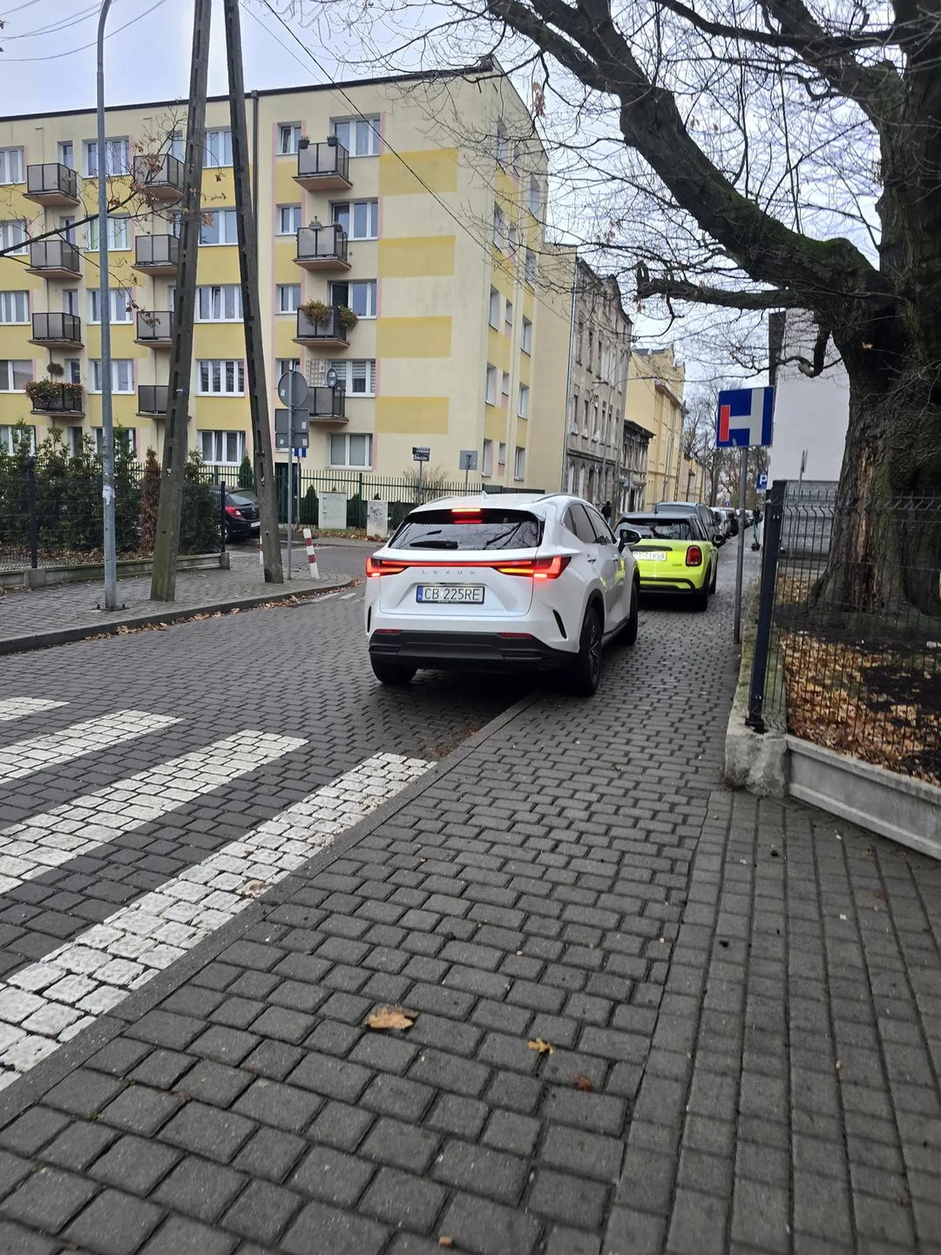 Prawo jazdy z chipsów dostałeś? Nie widzisz że to chodnik biedaku ?