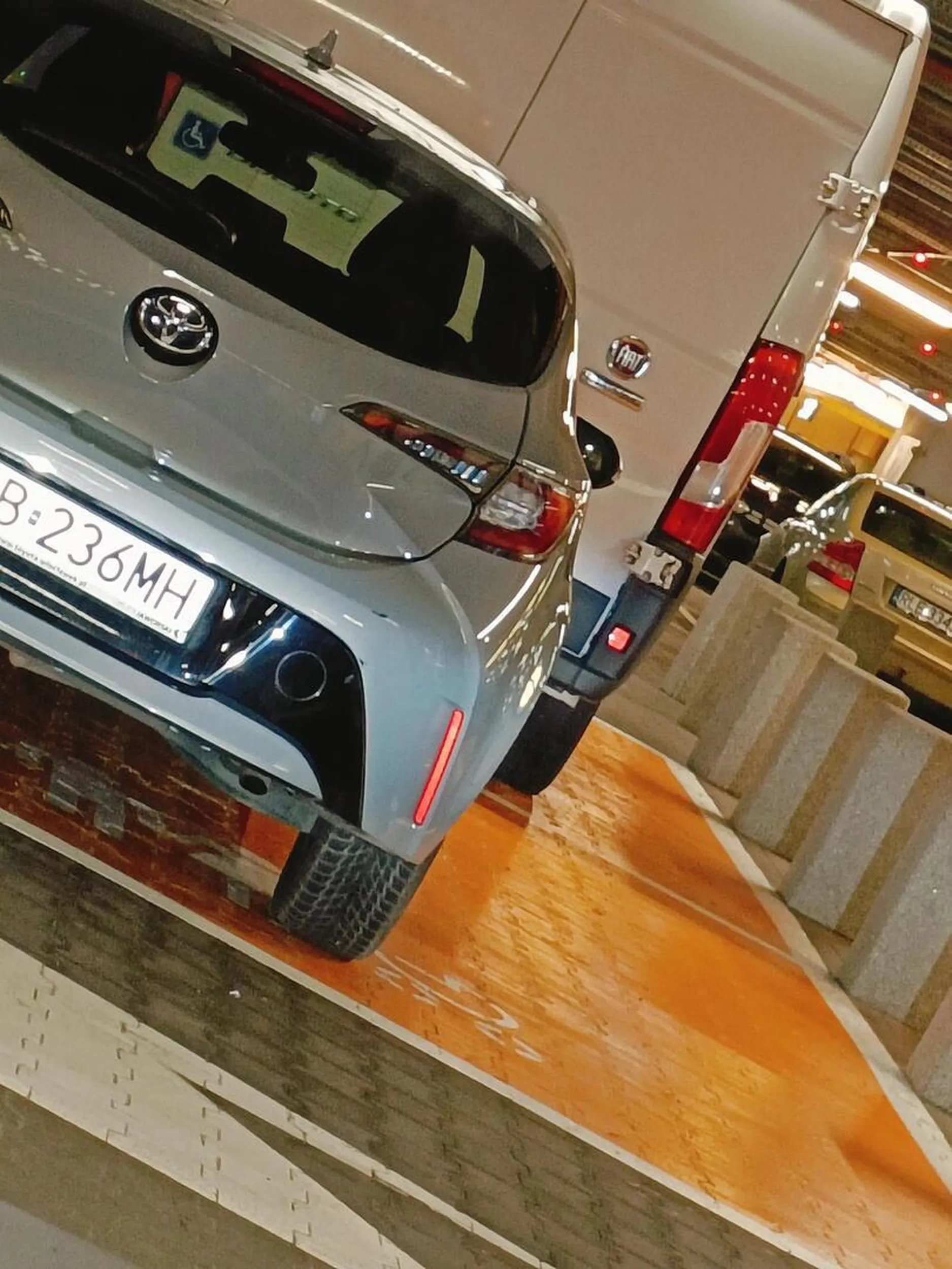 Bardzo nieładnie się pani zachowała zajmując miejsce dla rodzin z dziećmi No ale chcę być pani blisko wejścia jak najszybciej dotrzeć na fitness sale. Nieładnie proszę pani. Kiedyś może pani będzie miała dzieci i zobaczy jak jest ciężko jak się ma dwójkę wózek i jak ciężko się wypakować z samochodu jeżeli  takie miejsce które pani zajęła nie jest dostępne wstyd wstyd.. nawet pół fotelika dziecięcego pani w samochodzie nie ma. A tak pani kozaczy wstyd wstyd.  A przy okazji -  ma pani cwaniaczy  chód . No i odrosty pasowałoby pofarbować