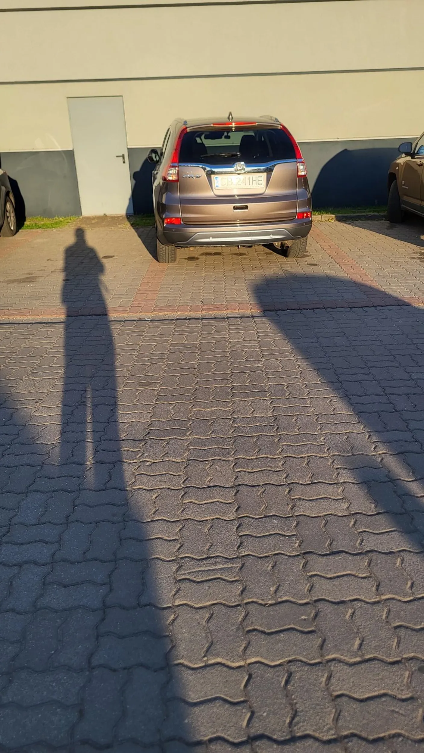 Nie umie parkować, blokuje miejsca innym kierowcom.