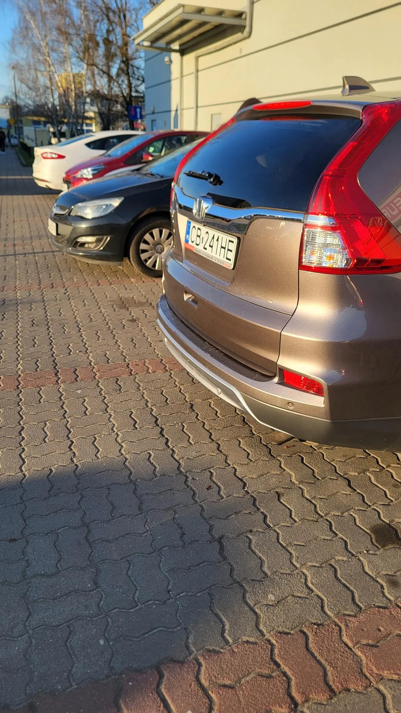 Nie umie parkować, blokuje miejsca innym kierowcom.