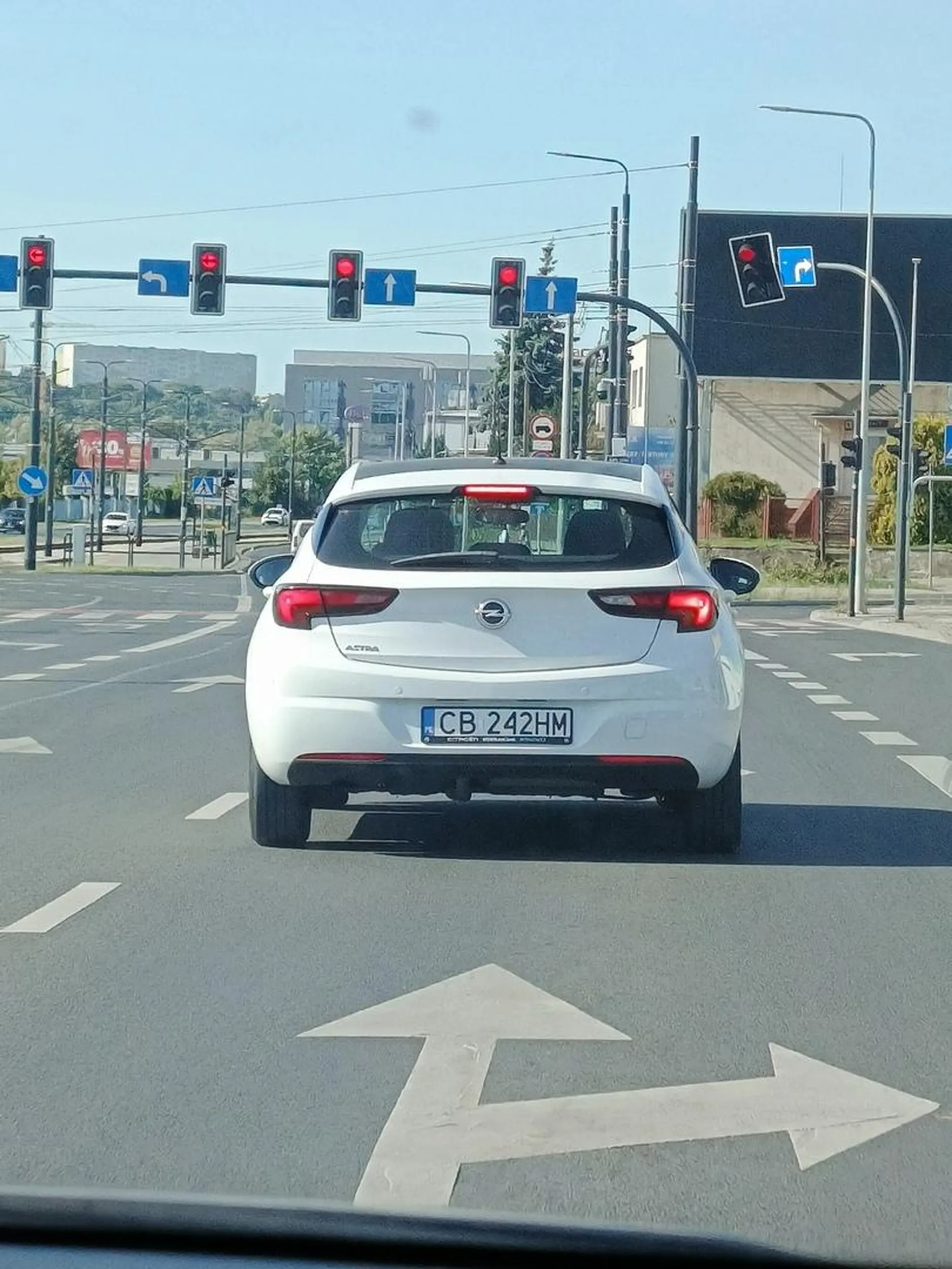 Kierowca bezczelnie zajeżdża drogę wymuszając pierwszeństwo przy wyjeździe z bramy w dodatku przez dwa pasy i jeszcze pokazuje środkowy palec. Kultura na miarę naszych czasów