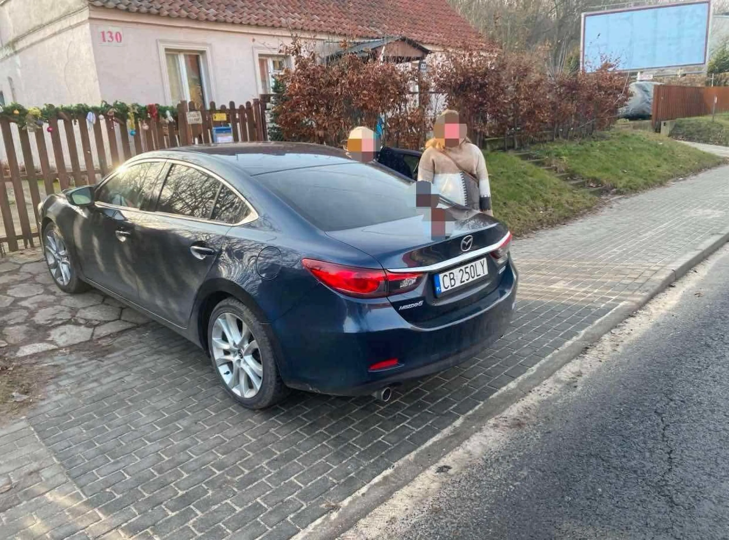 Głupia rura staje i blokuje chodnik na ruchliwej ulicy, uciekła po wezwaniu policji.