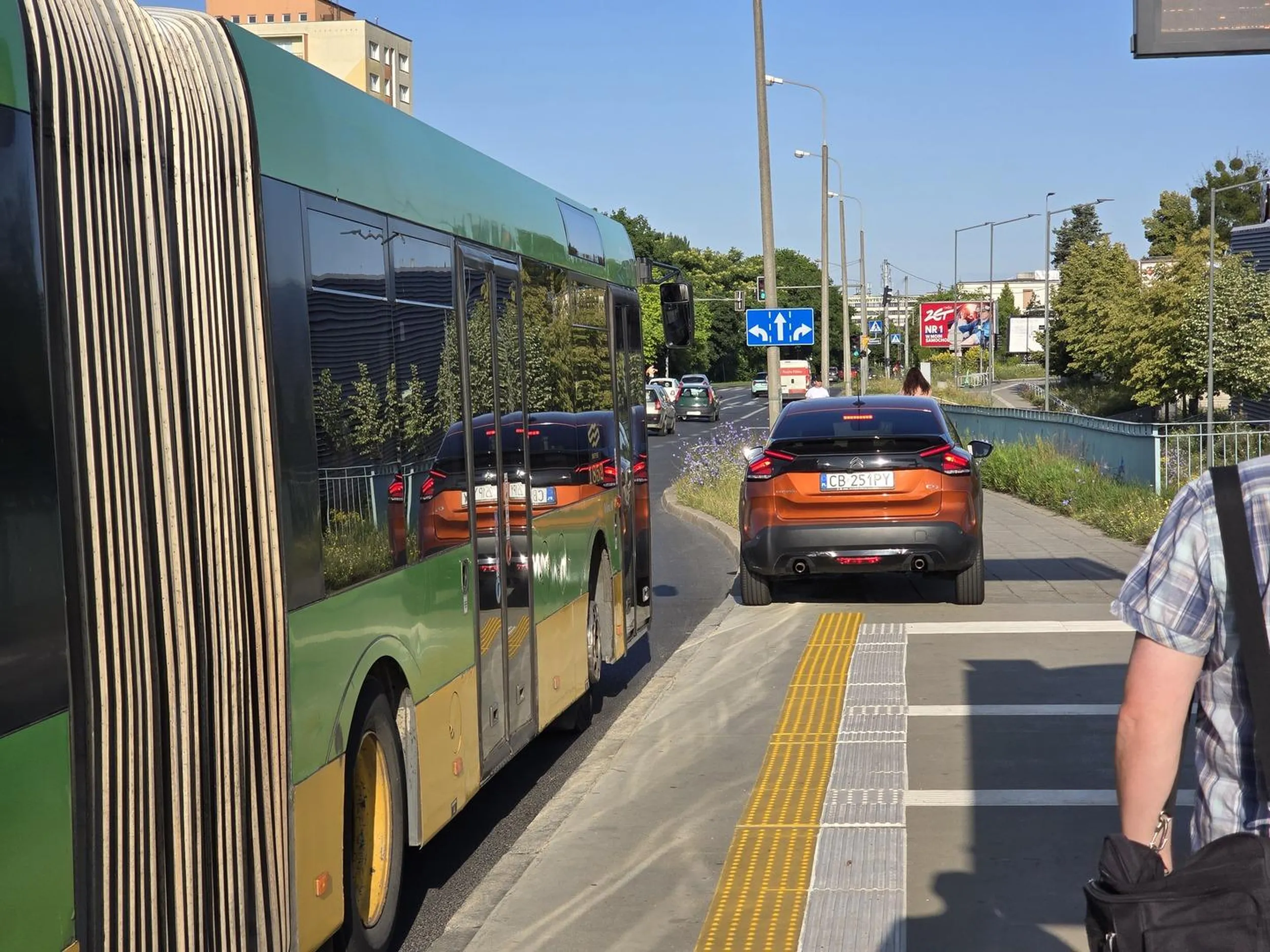Totalny ignorant, parkuję na chodniku przystanku autobusowego, utrudnia przejście.