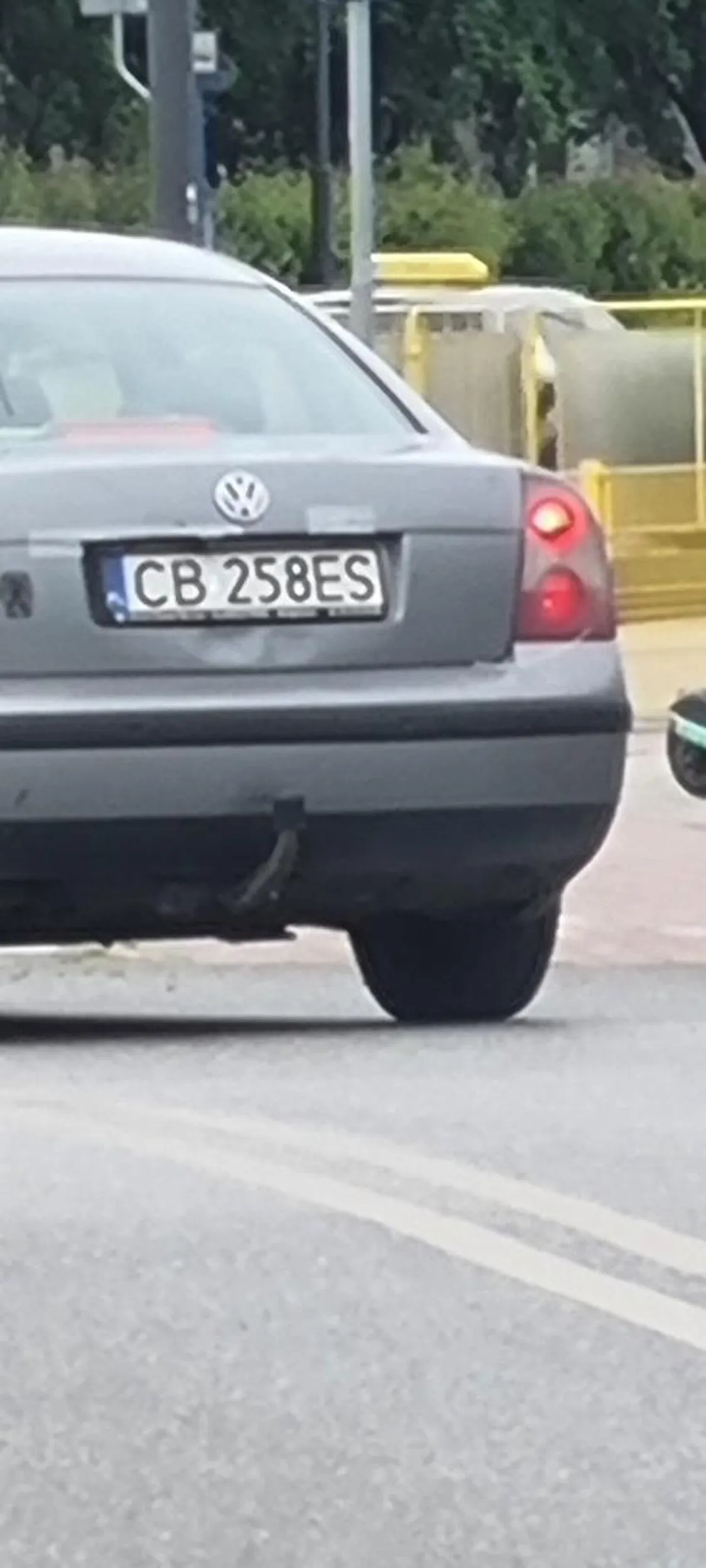 Kierowca na drodze wewnętrznej gna z 80 km/h i stwarza zagrożenie dla ludzi poruszających się tą drogą