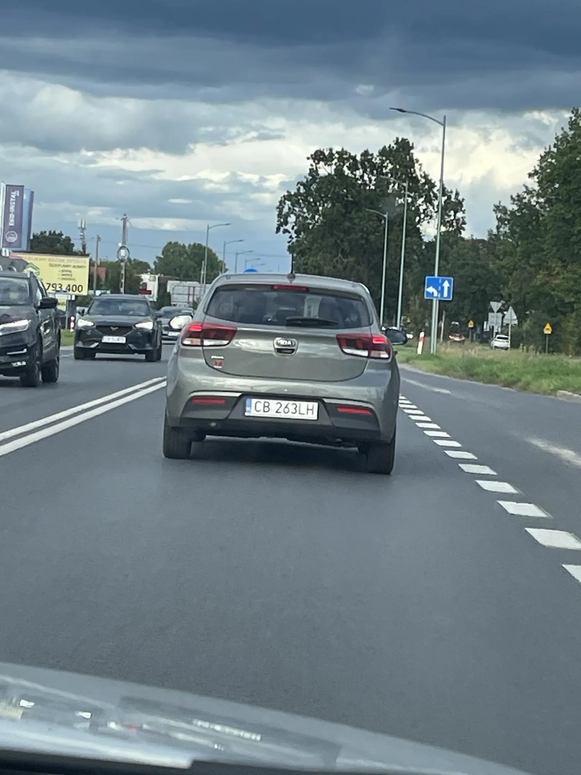 Nie umie jeździć na suwak, cham wpycha się daleko przed końcem pasa i nie wpuszcza innych.