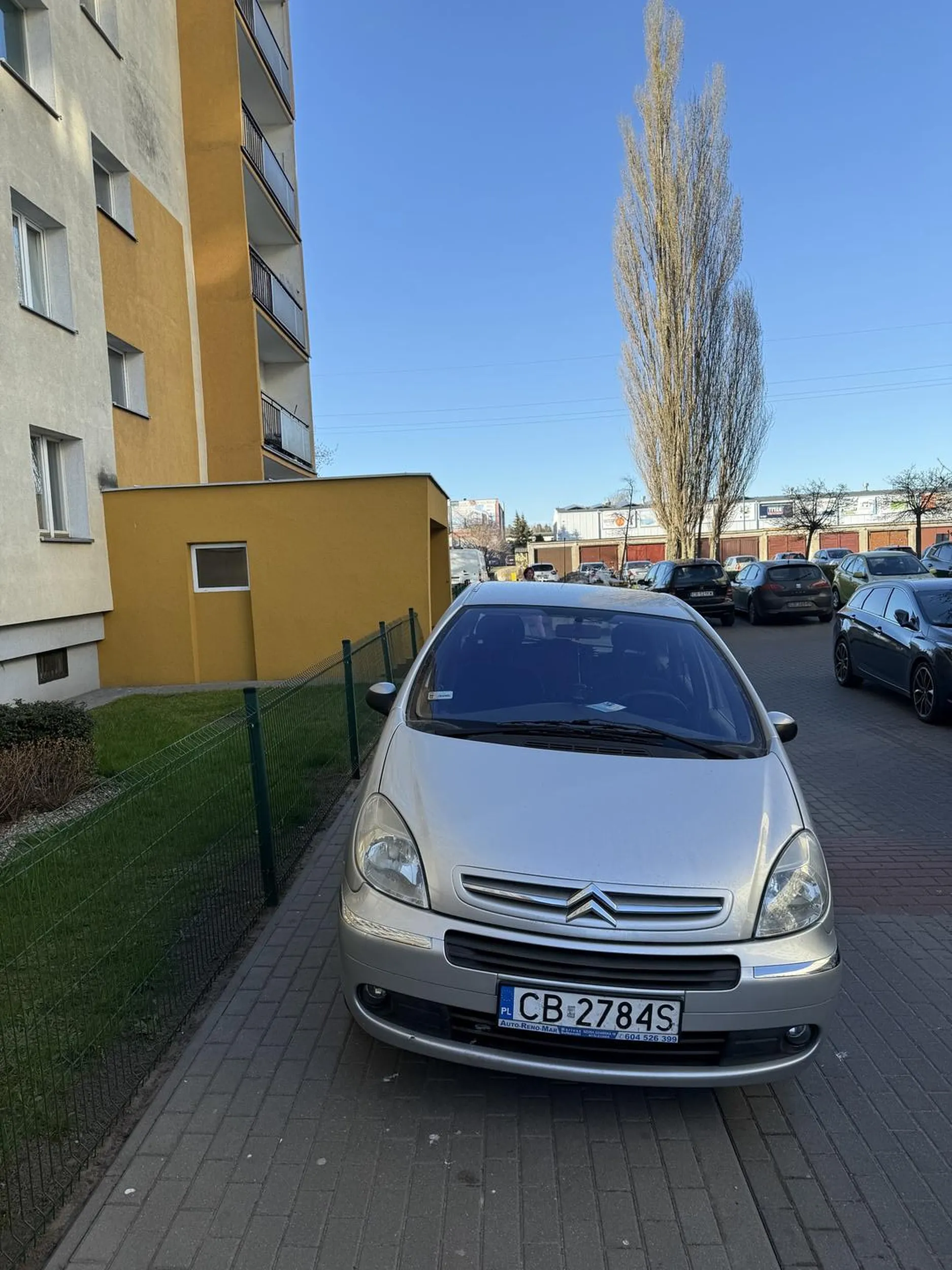 Cymbał parkuje na chodniku, kobieta z wózkiem ani osoba na wózku nie może się przedostac